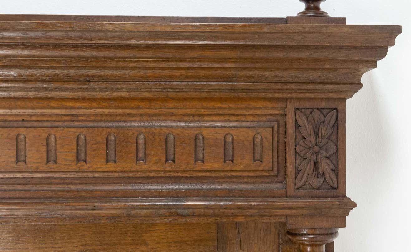 Miroir français biseauté à colonnettes, cadre en chêne de style Louis XVI, fin du XIXe siècle photo vinterior