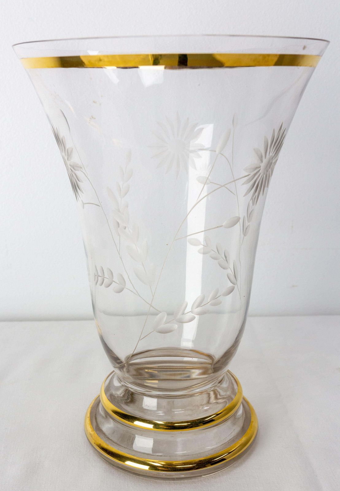 Vase français en verre, col et base dorés, fleurs gravées, vers 1960 photo furniture