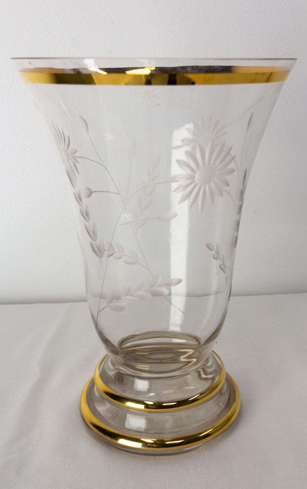 Vase français en verre, col et base dorés, fleurs gravées, vers 1960 photo Décoration