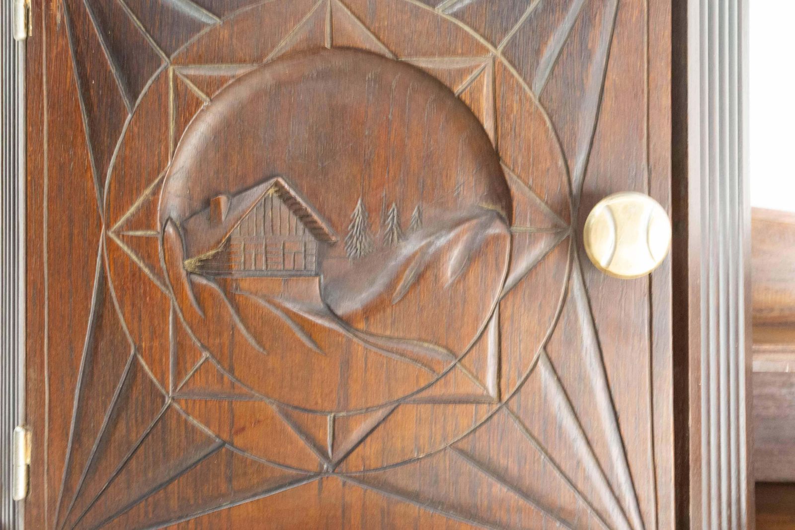 Étagère d'entrée Art déco avec cabinet et tiroirs de style chalet alpin suisse, France, 1930 photo vintage