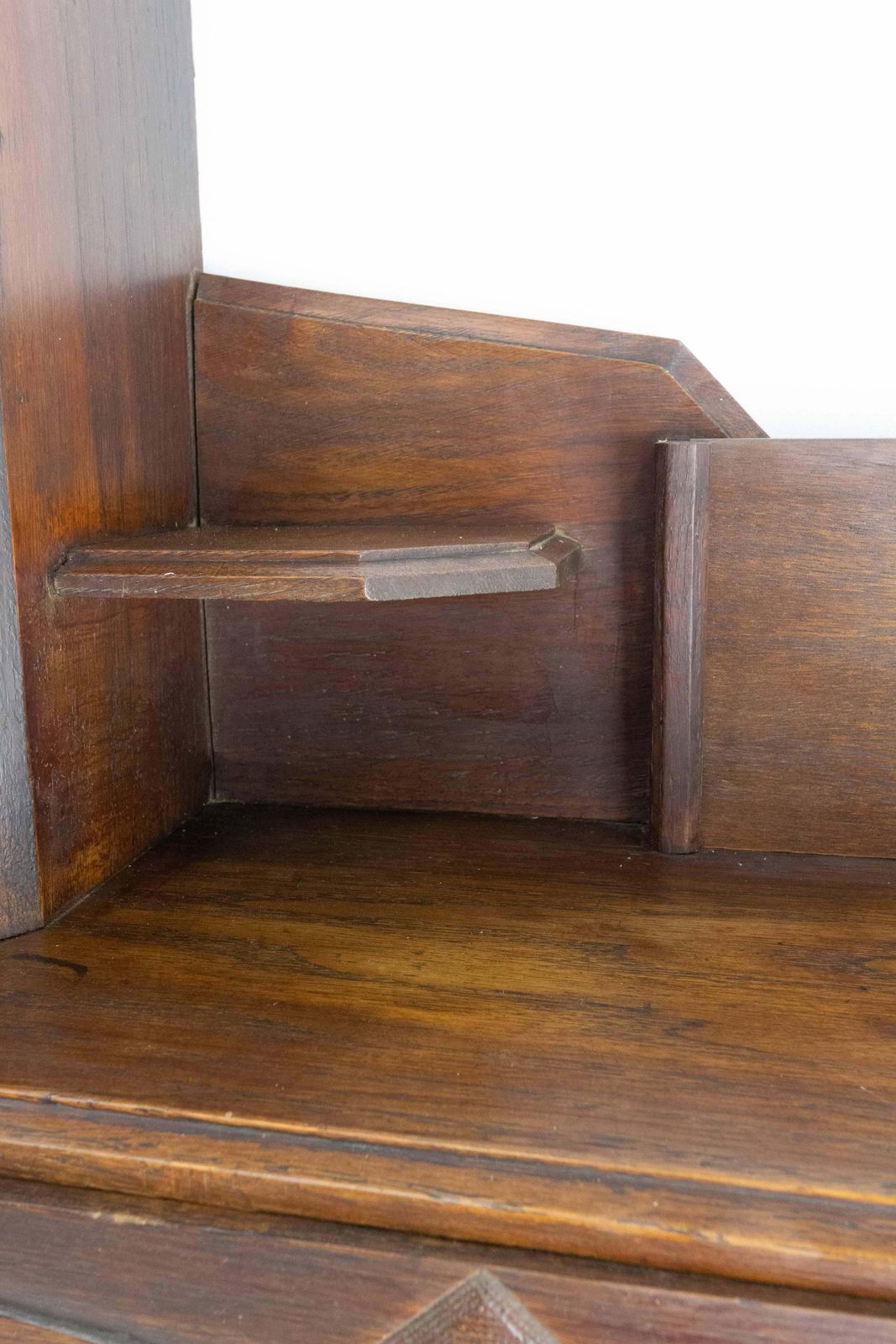 photo furniture Étagère d'entrée Art déco avec cabinet et tiroirs de style chalet alpin suisse, France, 1930