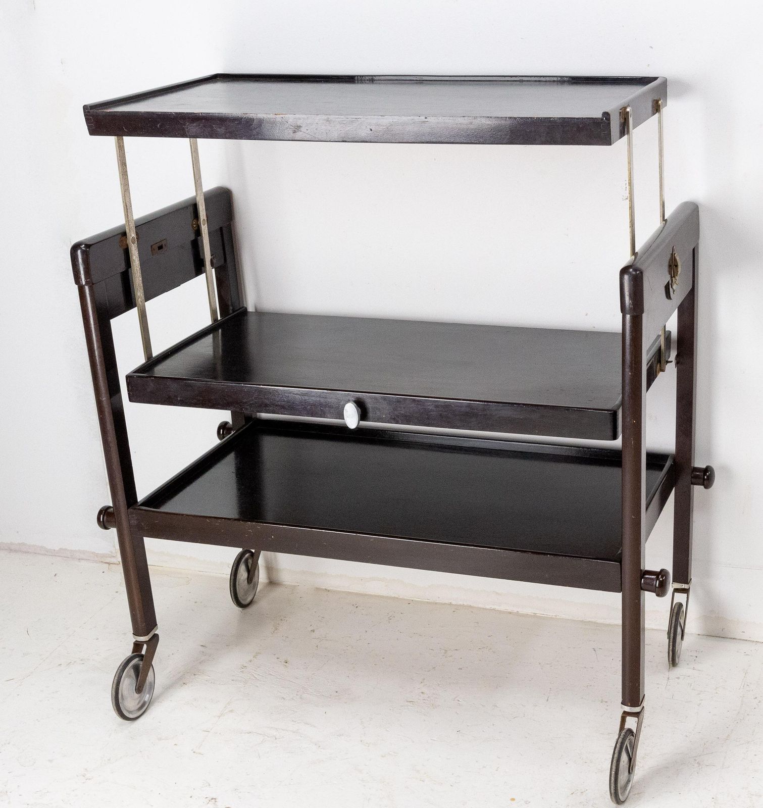 Table-desserte Geisha transformable en table à manger, France, vers 1950 photo furniture