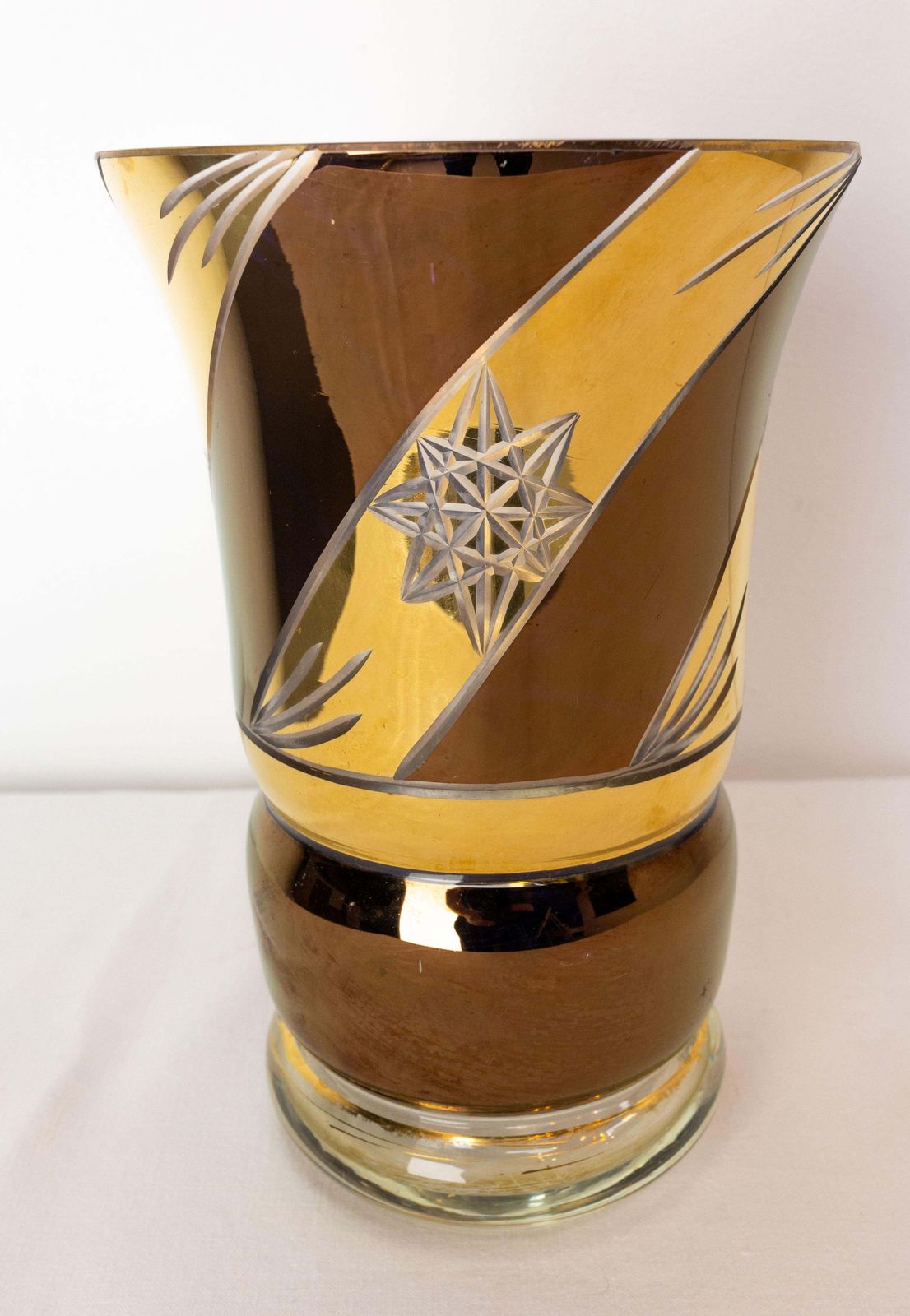 Vase français en verre bronzé et doré, étoiles gravées, vers 1960 photo for sale