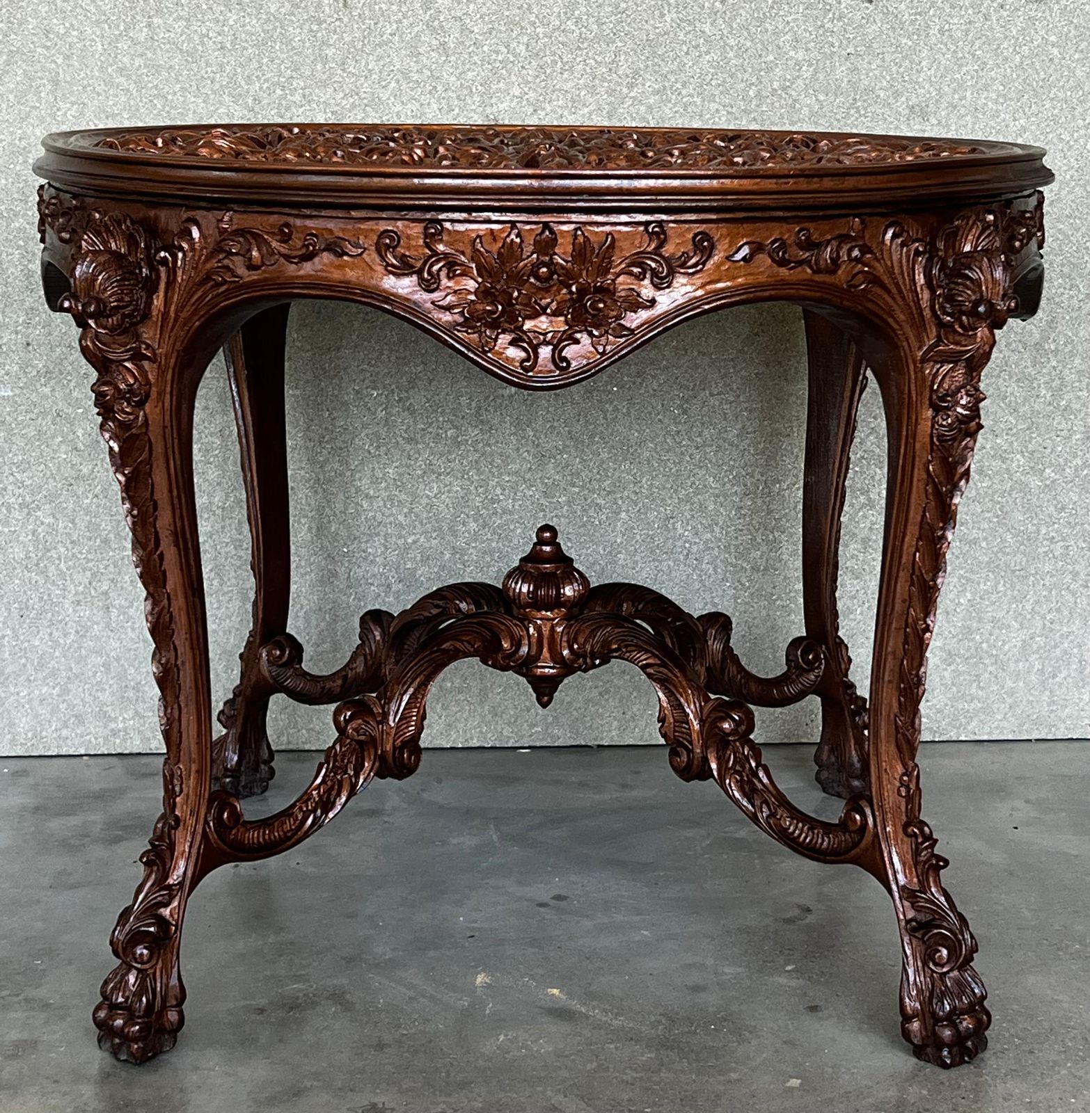 Table d'appoint espagnole Mariano Garcia du XXe siècle, plateau et pieds richement sculptés photo furniture