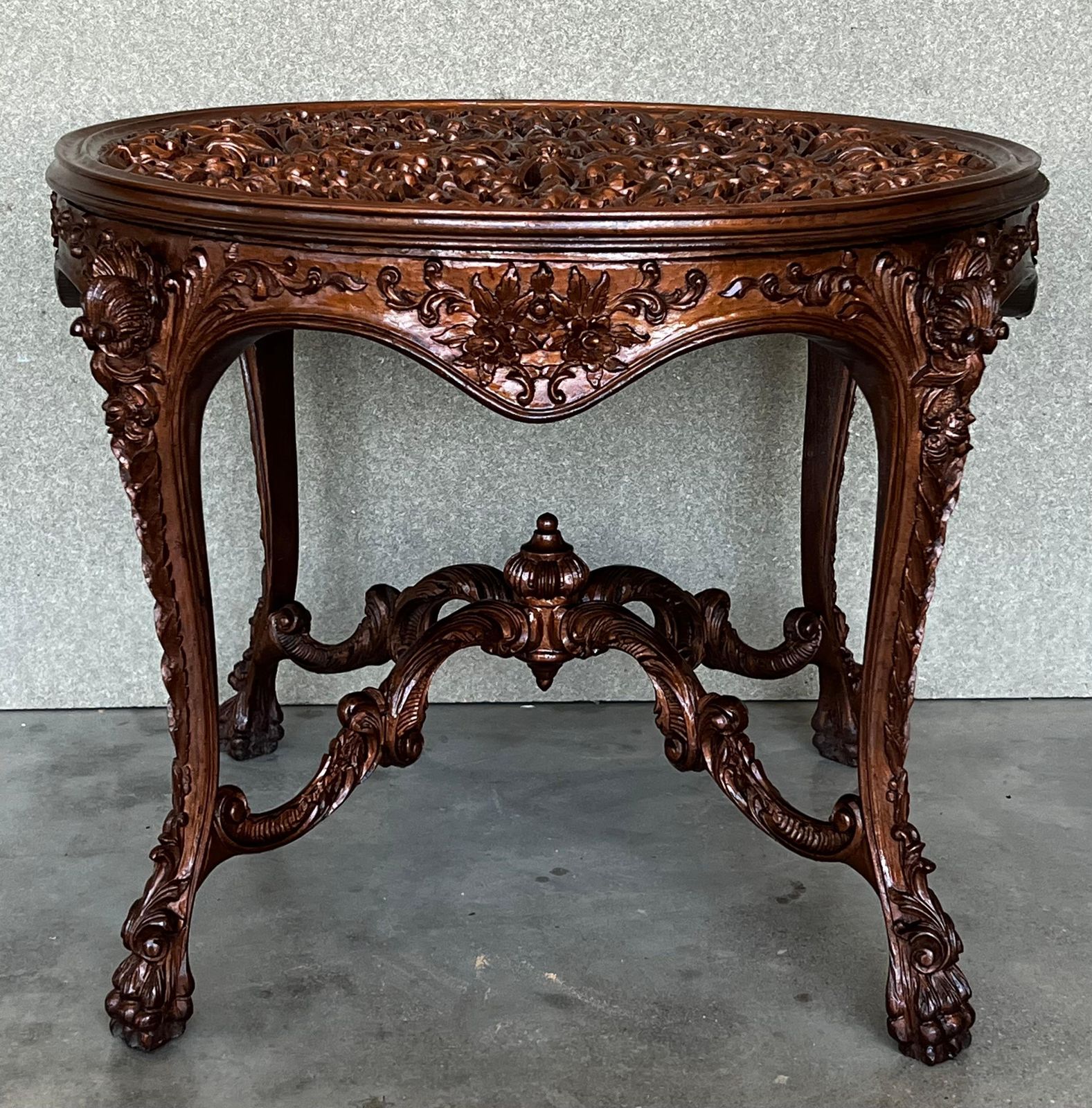 Table d'appoint espagnole Mariano Garcia du XXe siècle, plateau et pieds richement sculptés photo for sale