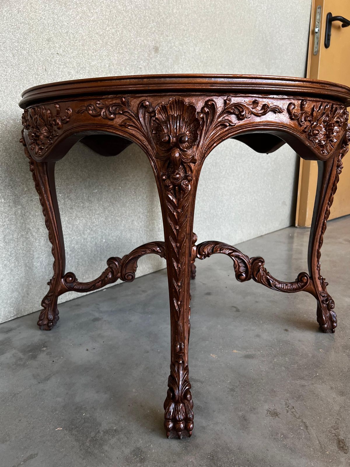 Table d'appoint espagnole Mariano Garcia du XXe siècle, plateau et pieds richement sculptés photo vintage
