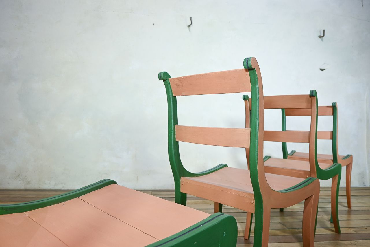 photo vinterior Set Of Four 19th Century Painted Side Chairs