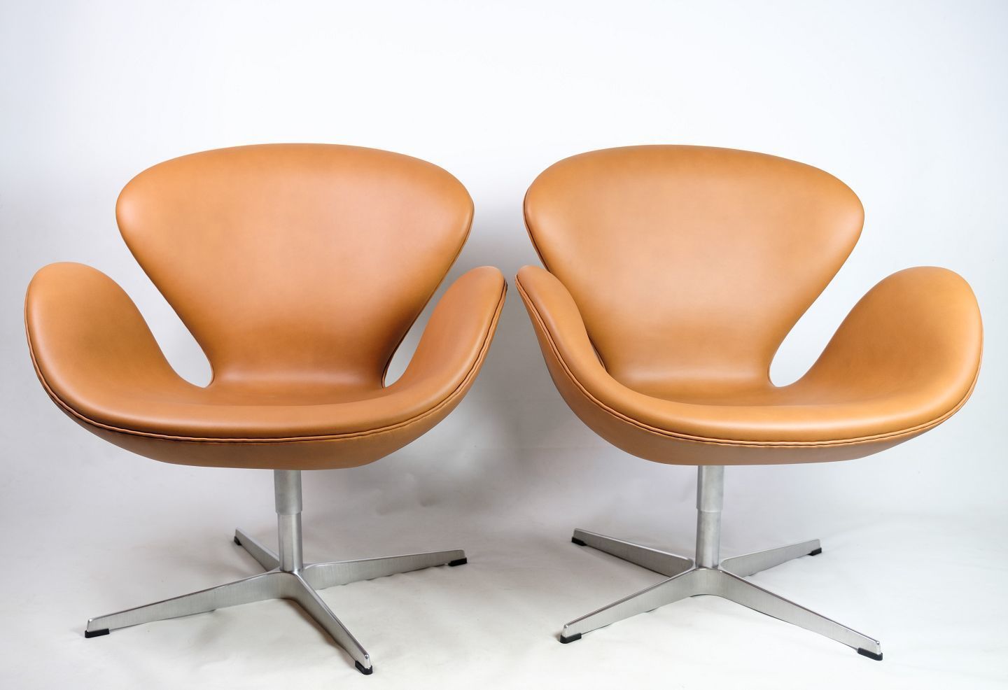 The Swan, Model 3320 By Arne Jacobsen For Fritz Hansen From 1957s