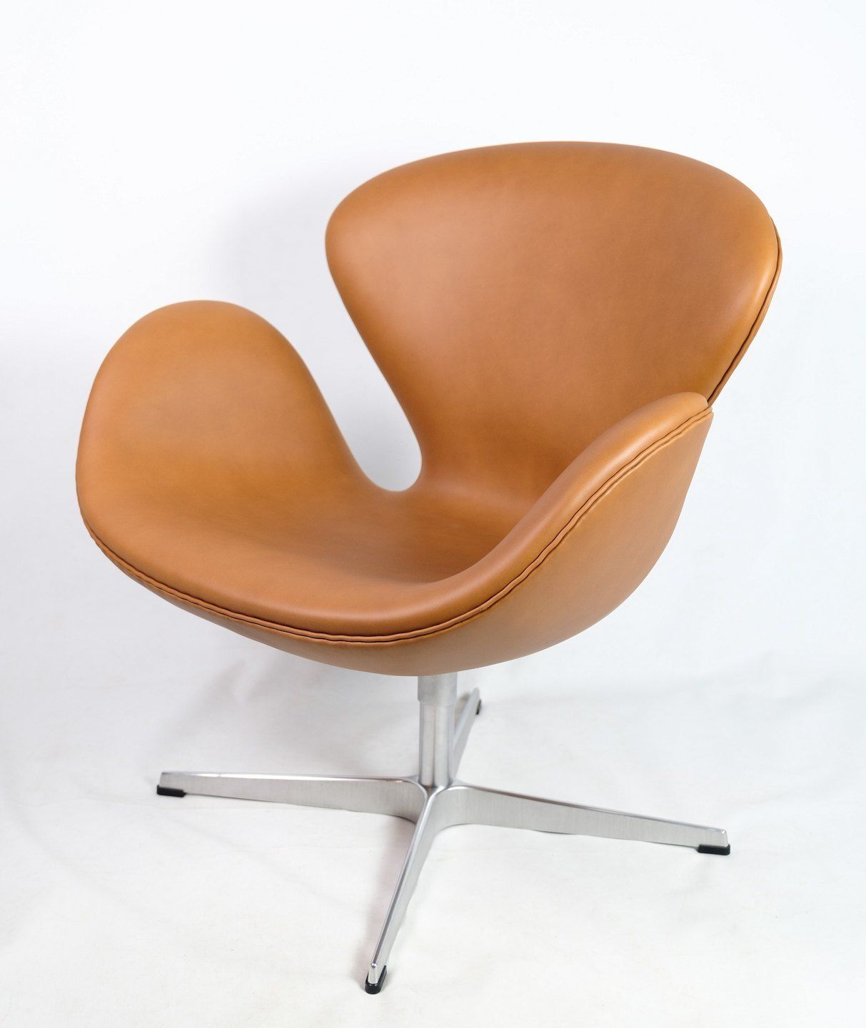 The Swan, Model 3320 By Arne Jacobsen For Fritz Hansen From 1957s photo for sale