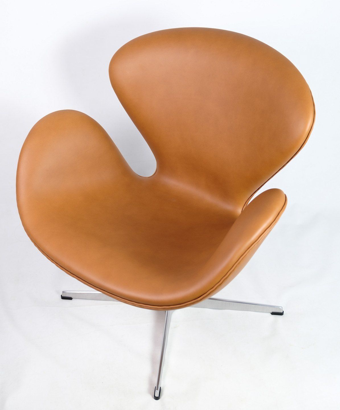 The Swan, Model 3320 By Arne Jacobsen For Fritz Hansen From 1957s photo Furniture