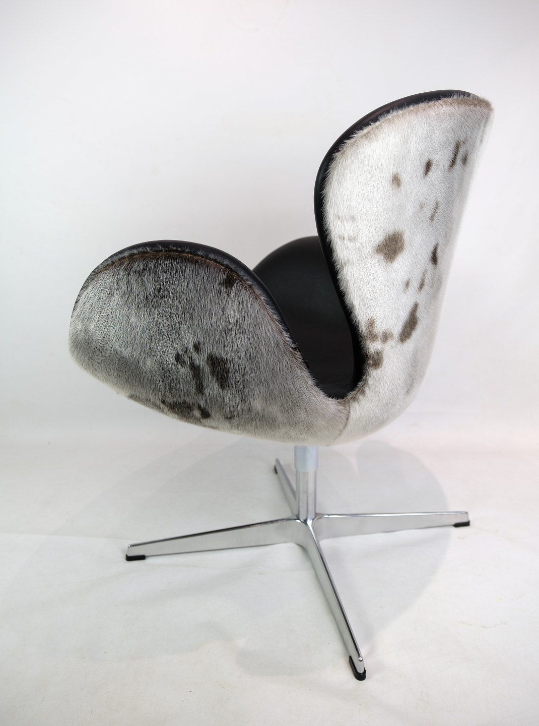 Swan Chair Model 3320 By Arne Jacobsen For Fritz Hansen From 1958s photo 5685.0