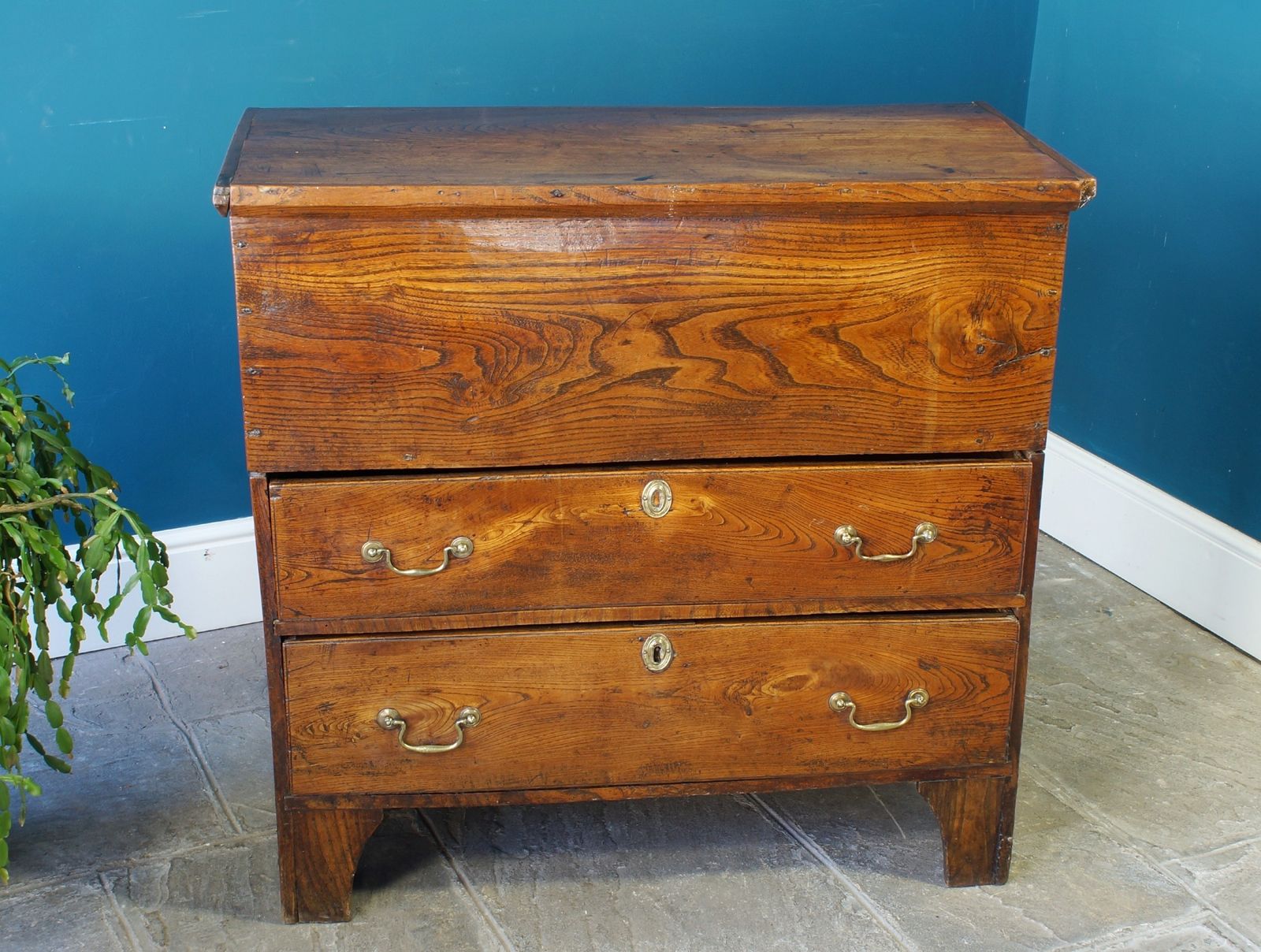 Georgian Elm Mule Chest. photo furniture