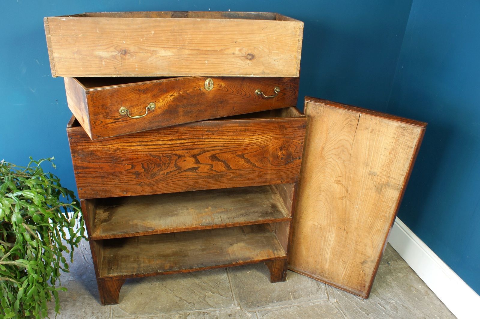 photo vinterior Georgian Elm Mule Chest.