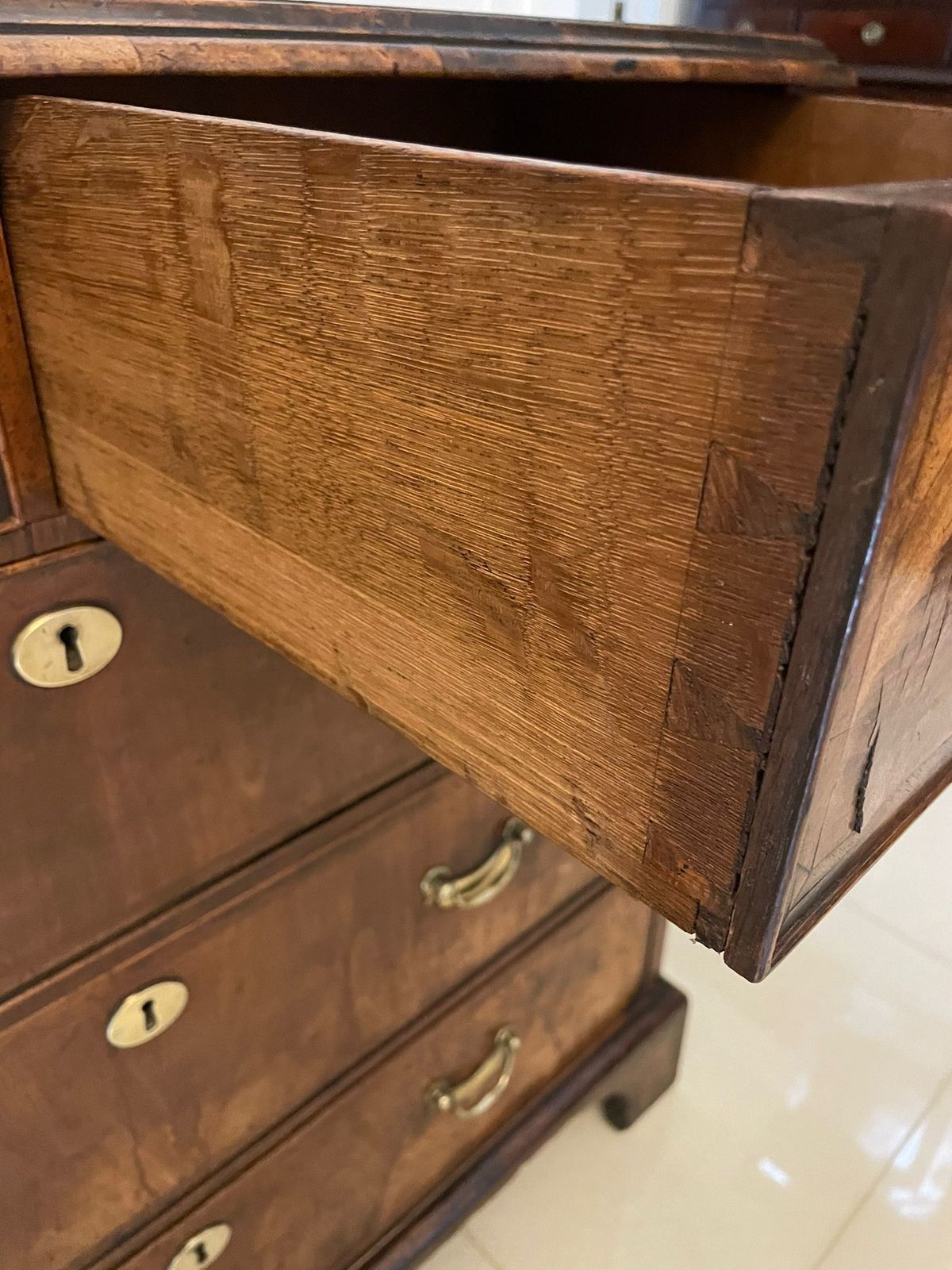 photo vinterior Outstanding Original Antique Quality Figured Walnut Chest Of Drawers