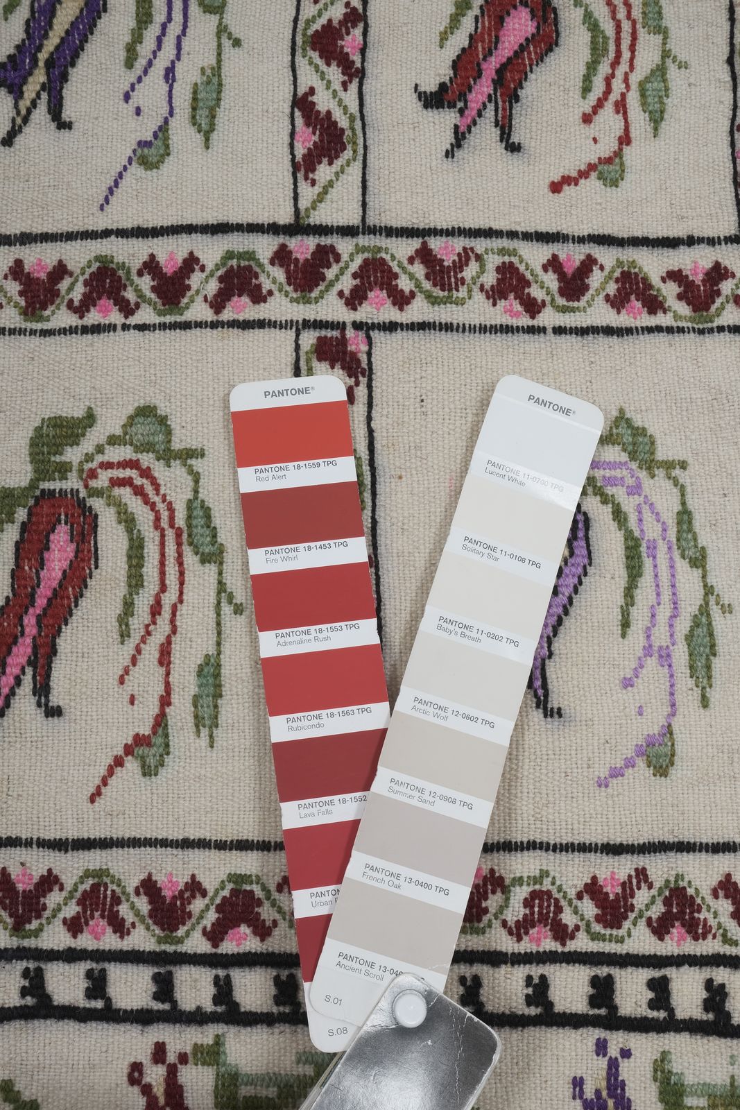 photo furniture Vintage Aubusson Tulip Motif Kilim Rug
