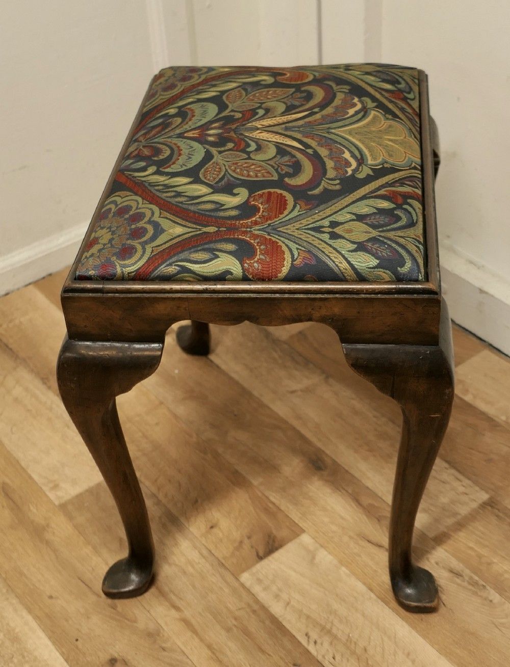 Elegant Victorian Art Nouveau Walnut Occasional Stool photo 654.0