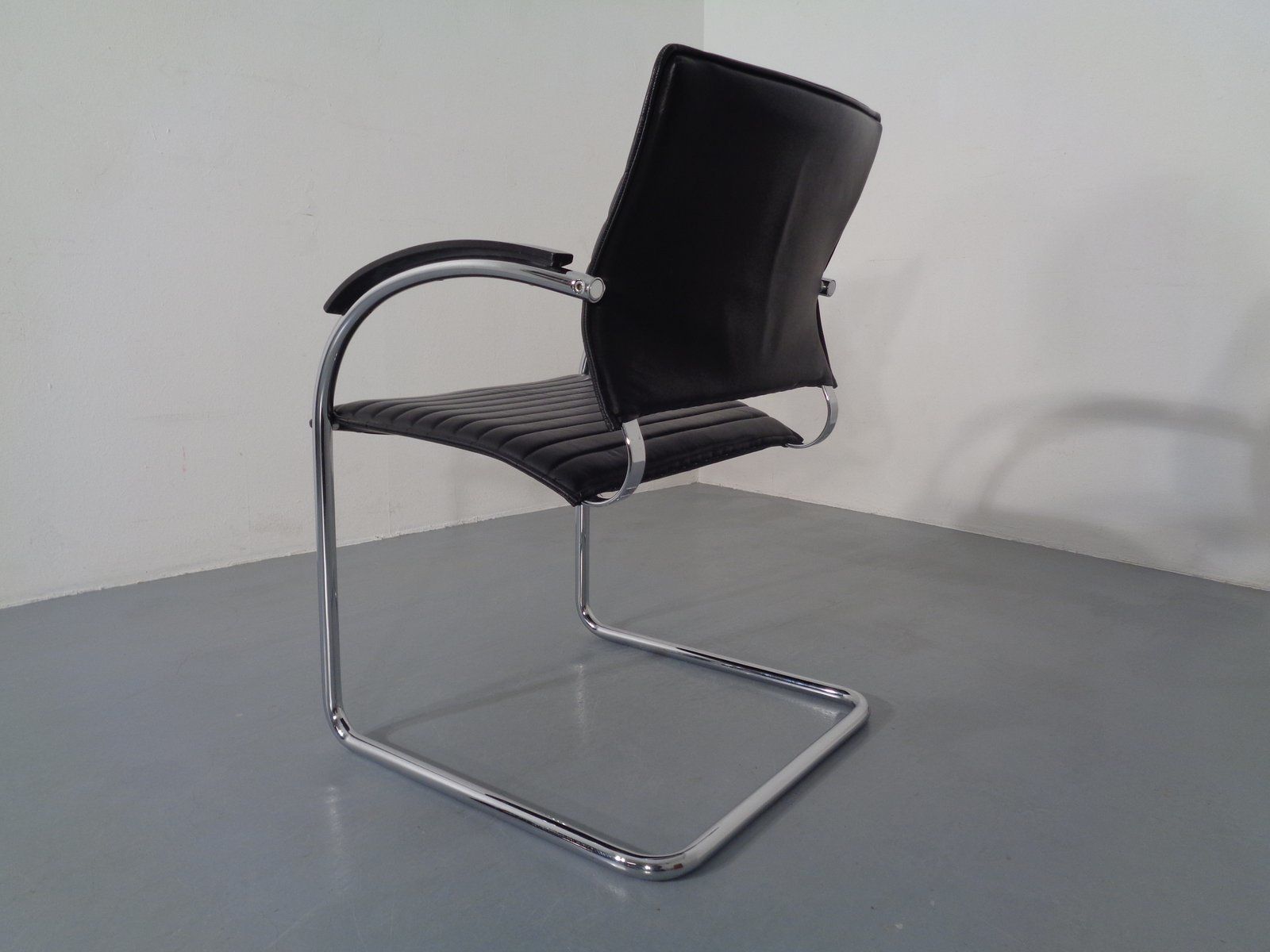 Model S78 Cantilever Leather Armchair By Josef Gorcia And Andreas Krob For Thonet 1980s photo vinterior