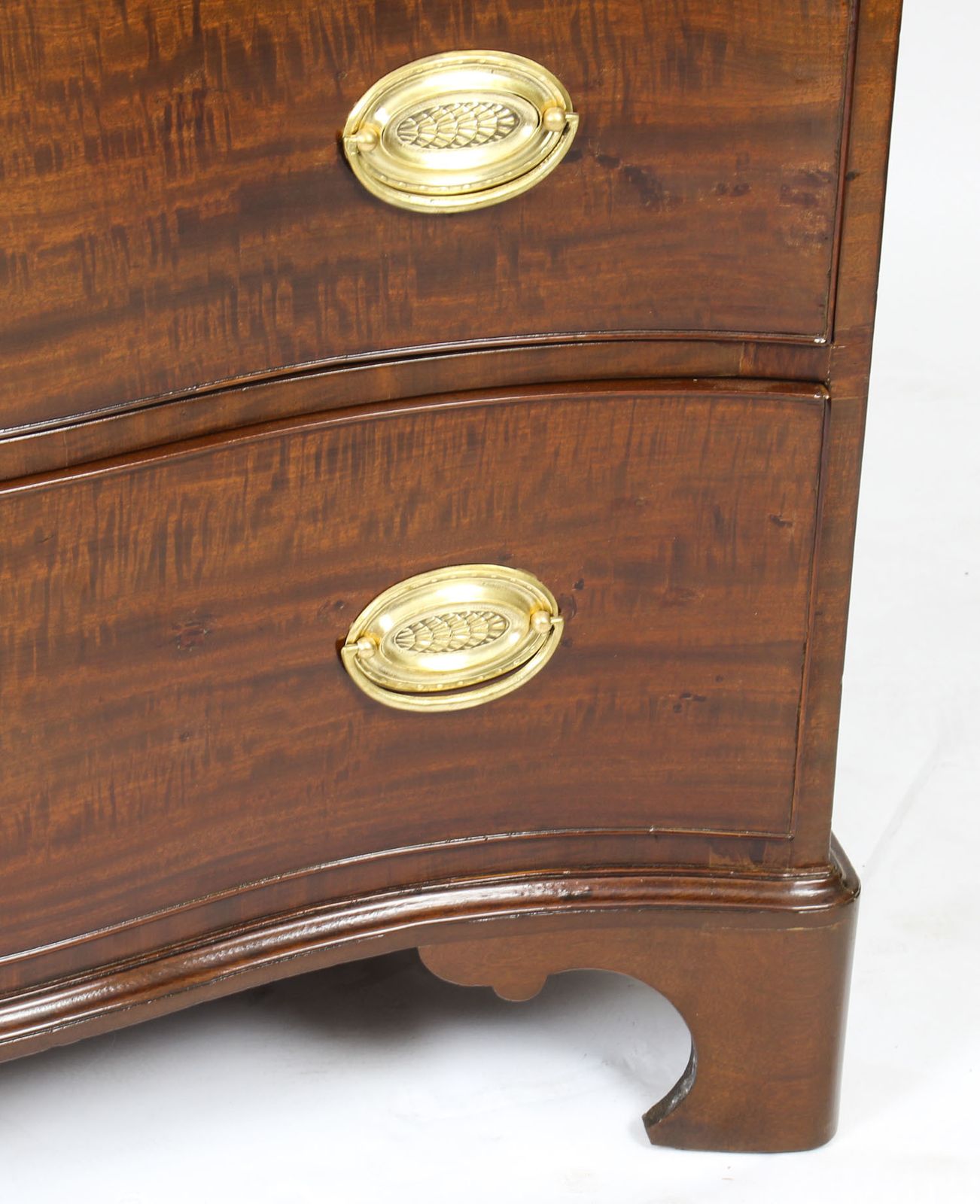 photo vinterior Antique George III Serpentine Flame Mahogany Chest Drawers  18th Century