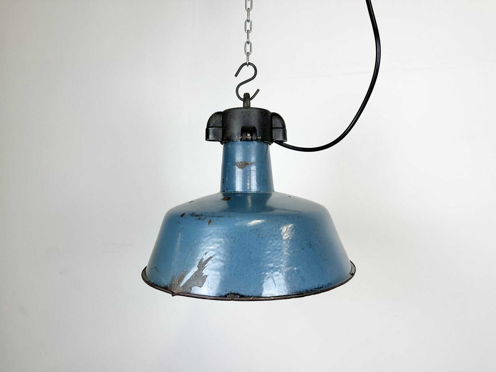 photo vintage Industrial Blue Enamel Factory Lamp With Cast Iron Top, 1960s
