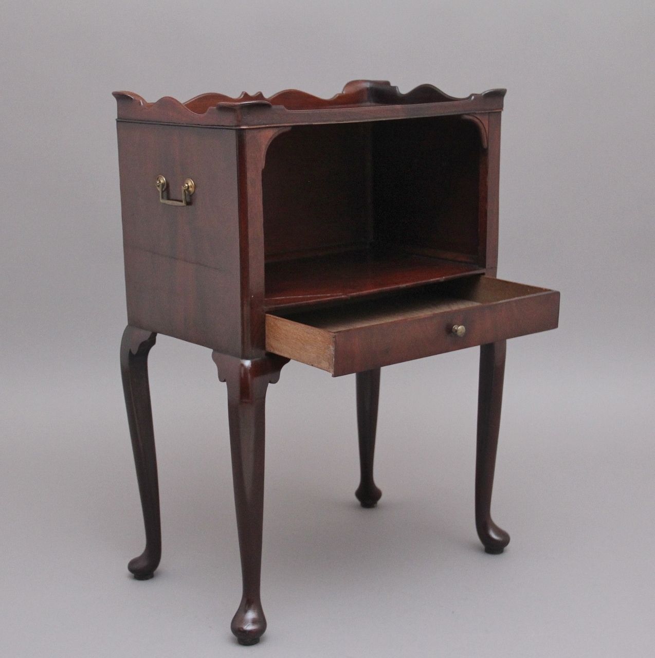 Early 20th Century Mahogany Bedside Cabinet In The Georgian Style photo furniture