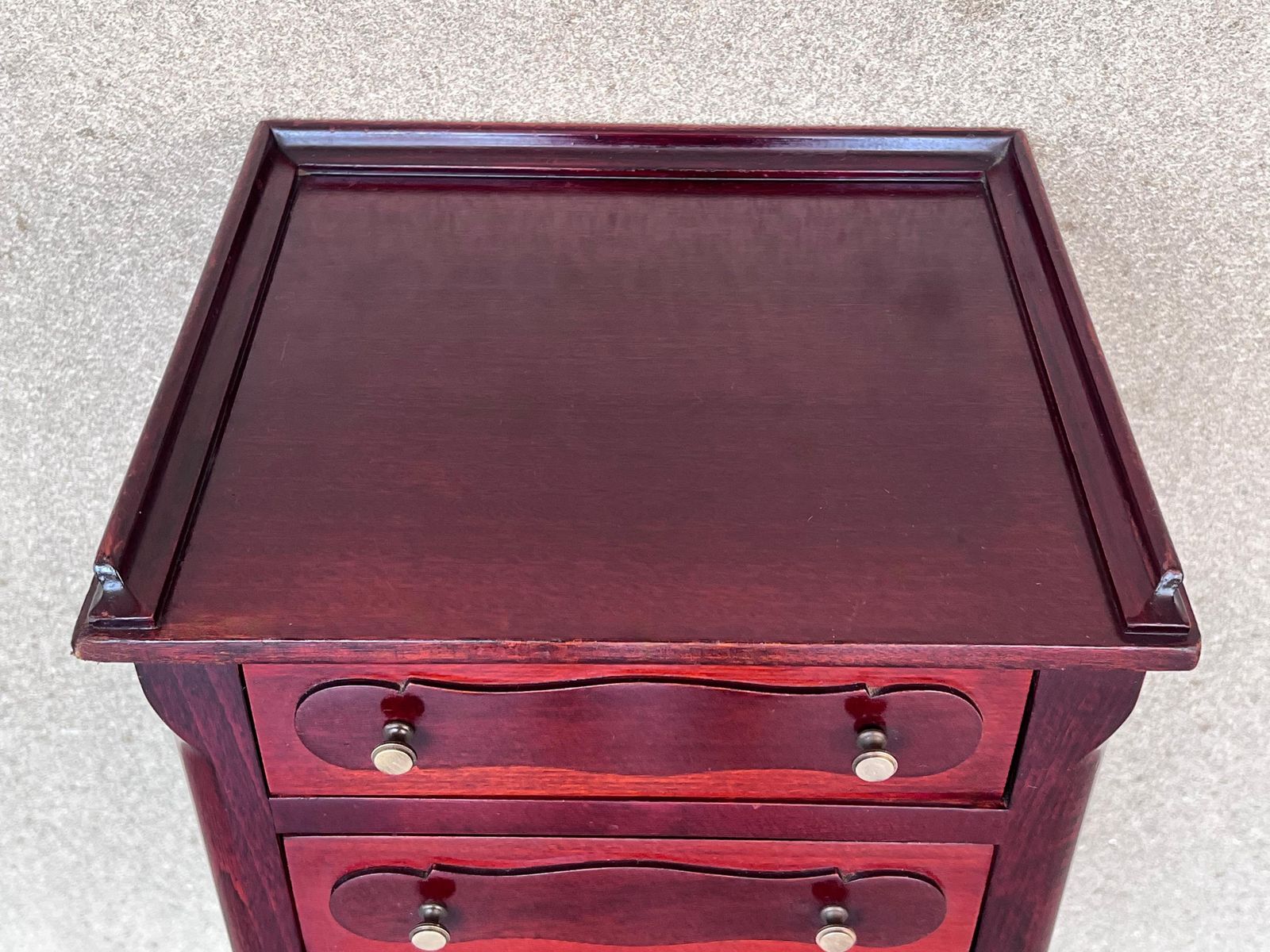 Paire de tables de chevet ou tables d'appoint italiennes de style Louis XV en acajou photo vintage