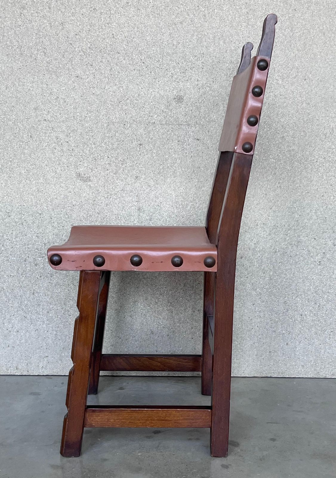 Ensemble de six chaises espagnoles sculptées, assise et dossier en cuir, XIXe siècle photo Mobilier