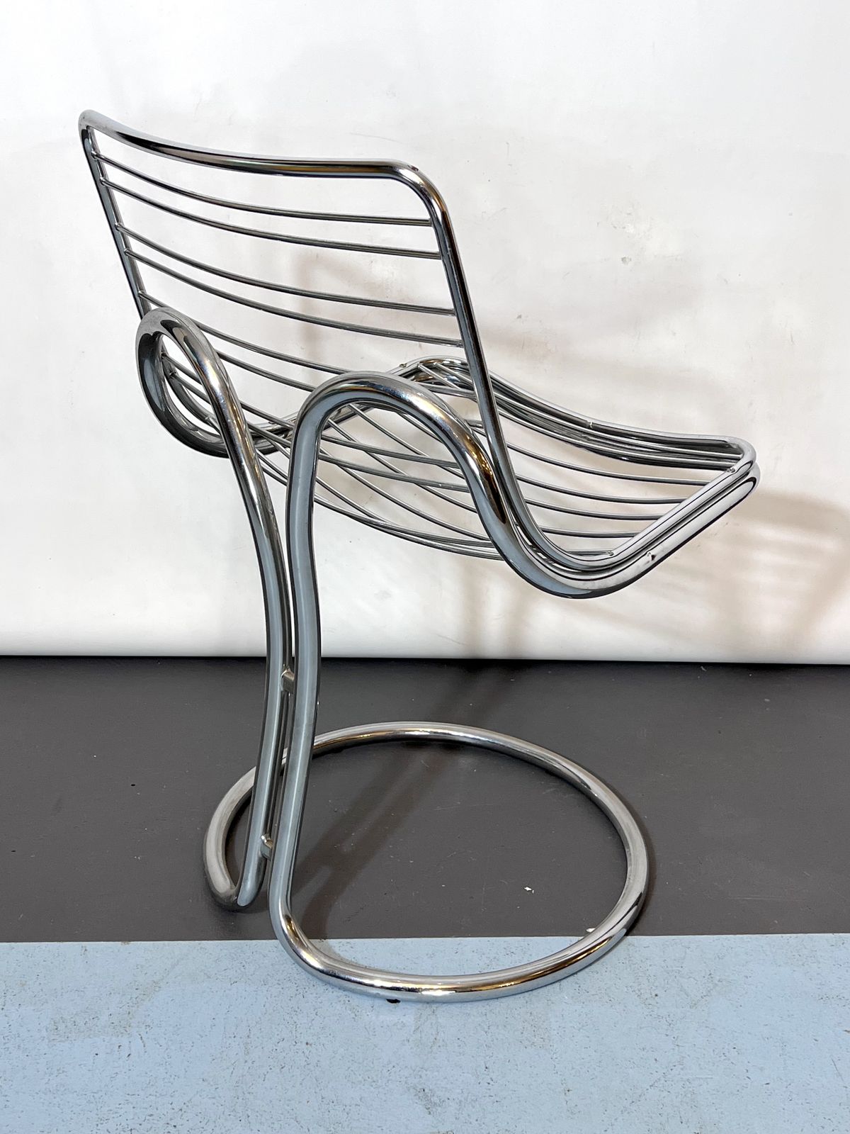 photo vinterior Vintage Space Age Dinner Table And Four Chairs In The Manner Of Gastone Rinaldi