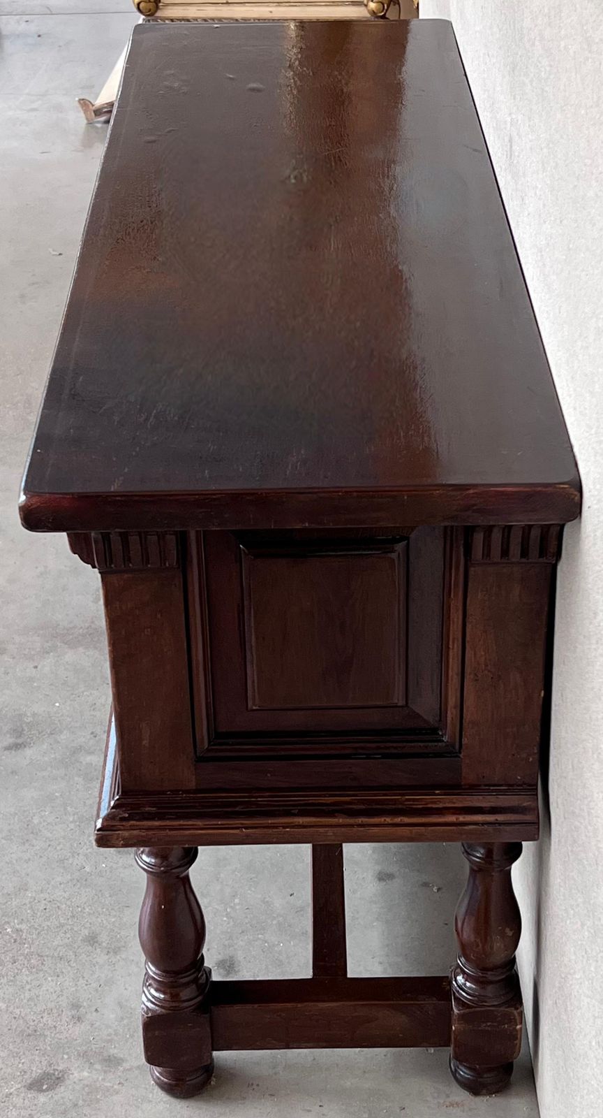 Console espagnole à quatre tiroirs sculptés avec quincaillerie d'époque photo 4595.0