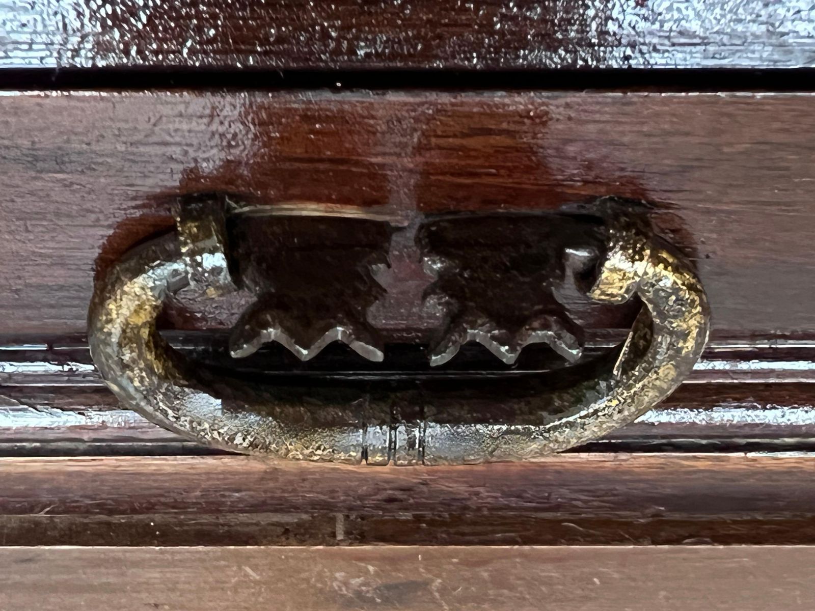 photo furniture Console espagnole à quatre tiroirs sculptés avec quincaillerie d'époque