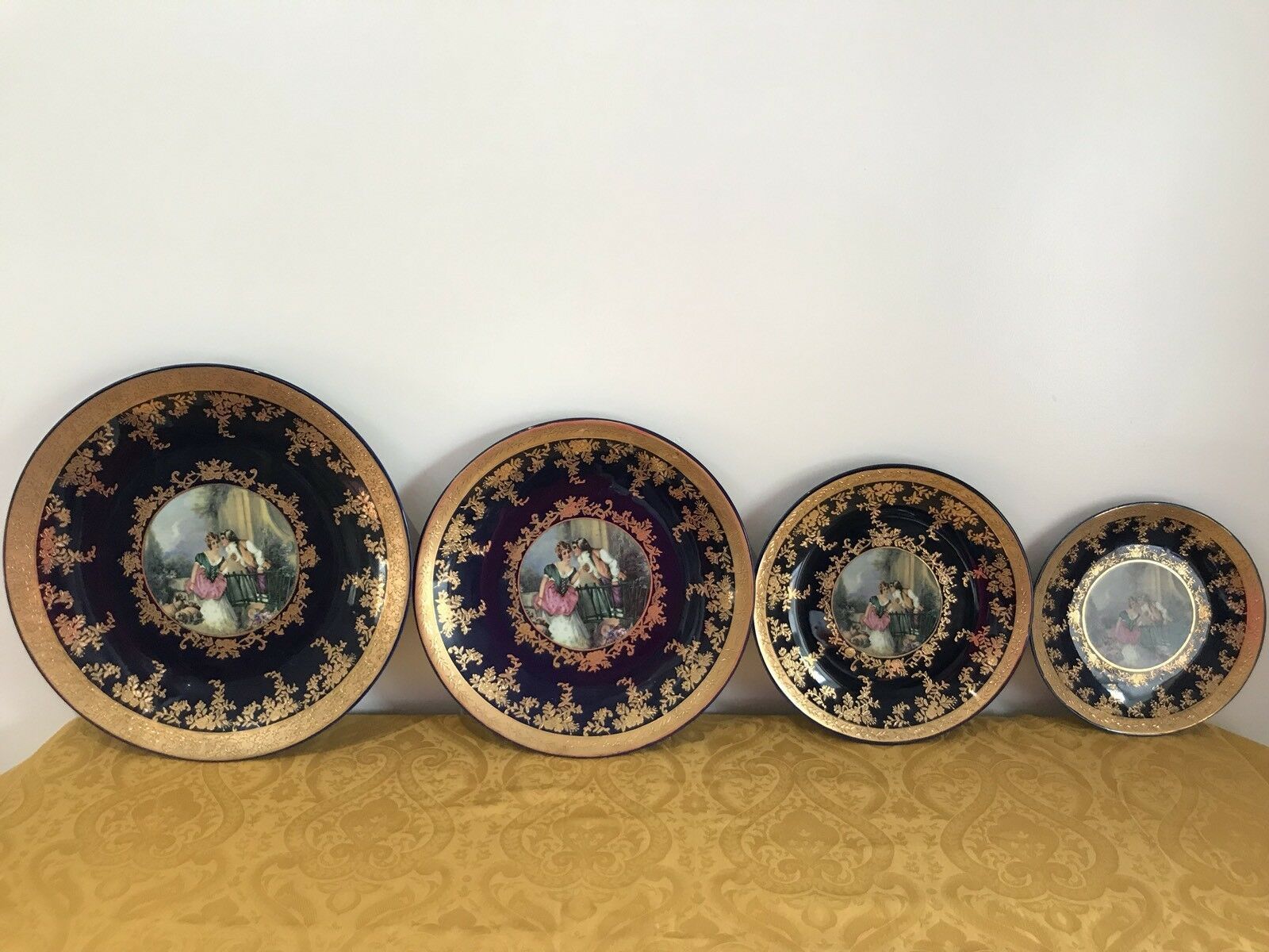 Fine Porcelain Romantic Serves Style Set Of 4 Wall Plates