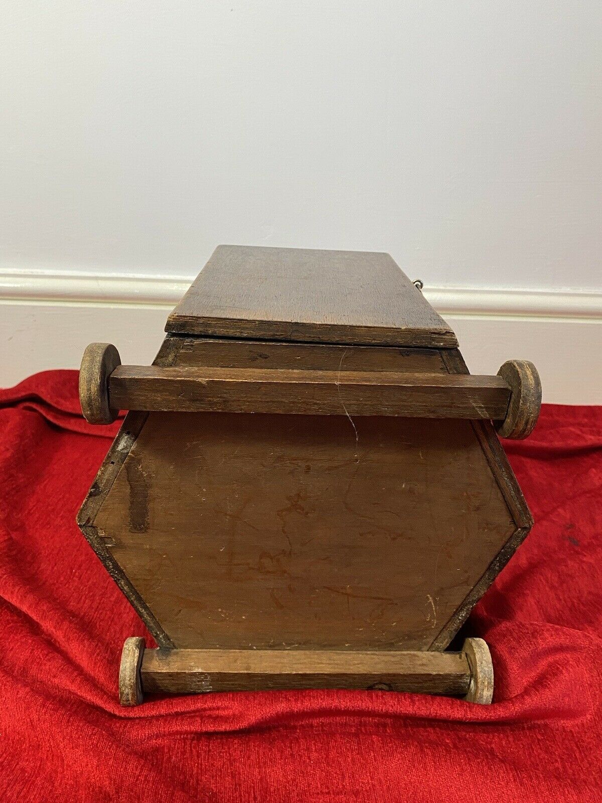 265.0 Decorative Gothic Church Pulpit In 1/4 Scale Apprentice Piece On Wooden Wheels photo