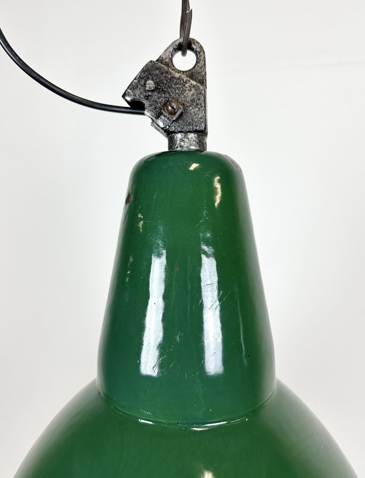 photo vinterior Industrial Green Enamel Factory Lamp With Cast Iron Top, 1960s