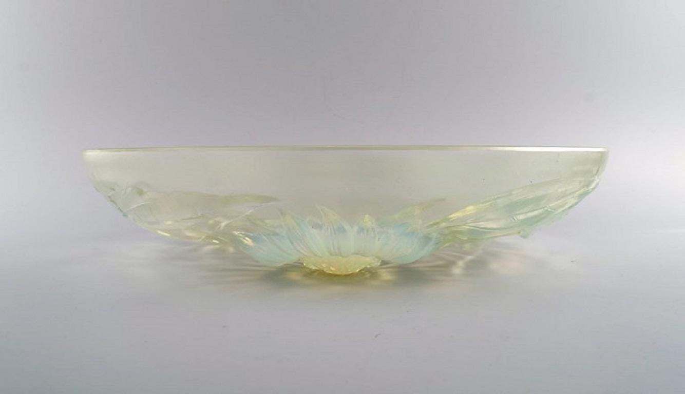 Verlys, France, Large Art Deco Bowl In Mouth Blown Art Glass With Flowers photo 686.0