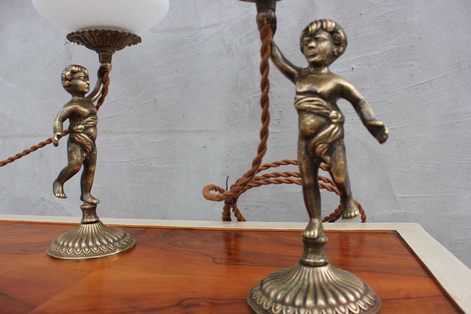 photo furniture Vintage Brass Cherub Bedside Lamps Pair Baroque Table Lamps With White Glass Shades