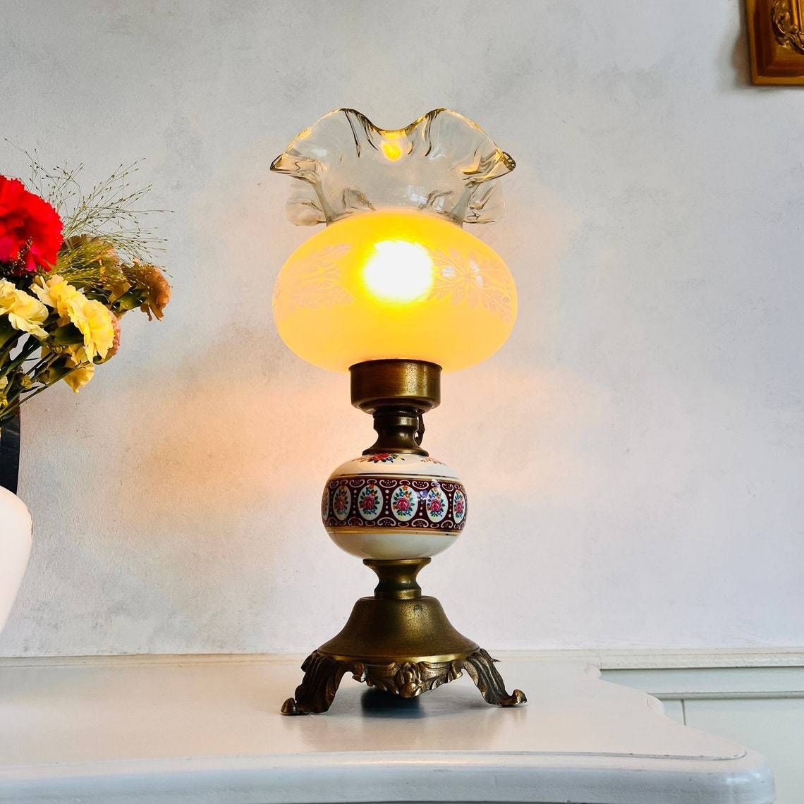 Vintage Porseleinen Lamp, Lamp In Fenton Stijl, Grote Lampenkap, Woondecoratie, Nachtkastlamp/Bouduirlamp, Woonverlichting, Interieurontwerp photo for sale