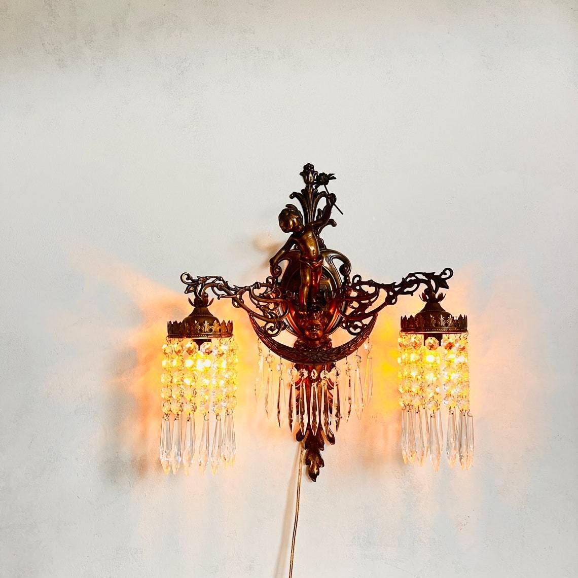 Unieke Franse Wandlamp Met Cherub/Putti, 2 Armen, Kristallen Lampenkap, Hanglamp, Binnenverlichting photo furniture