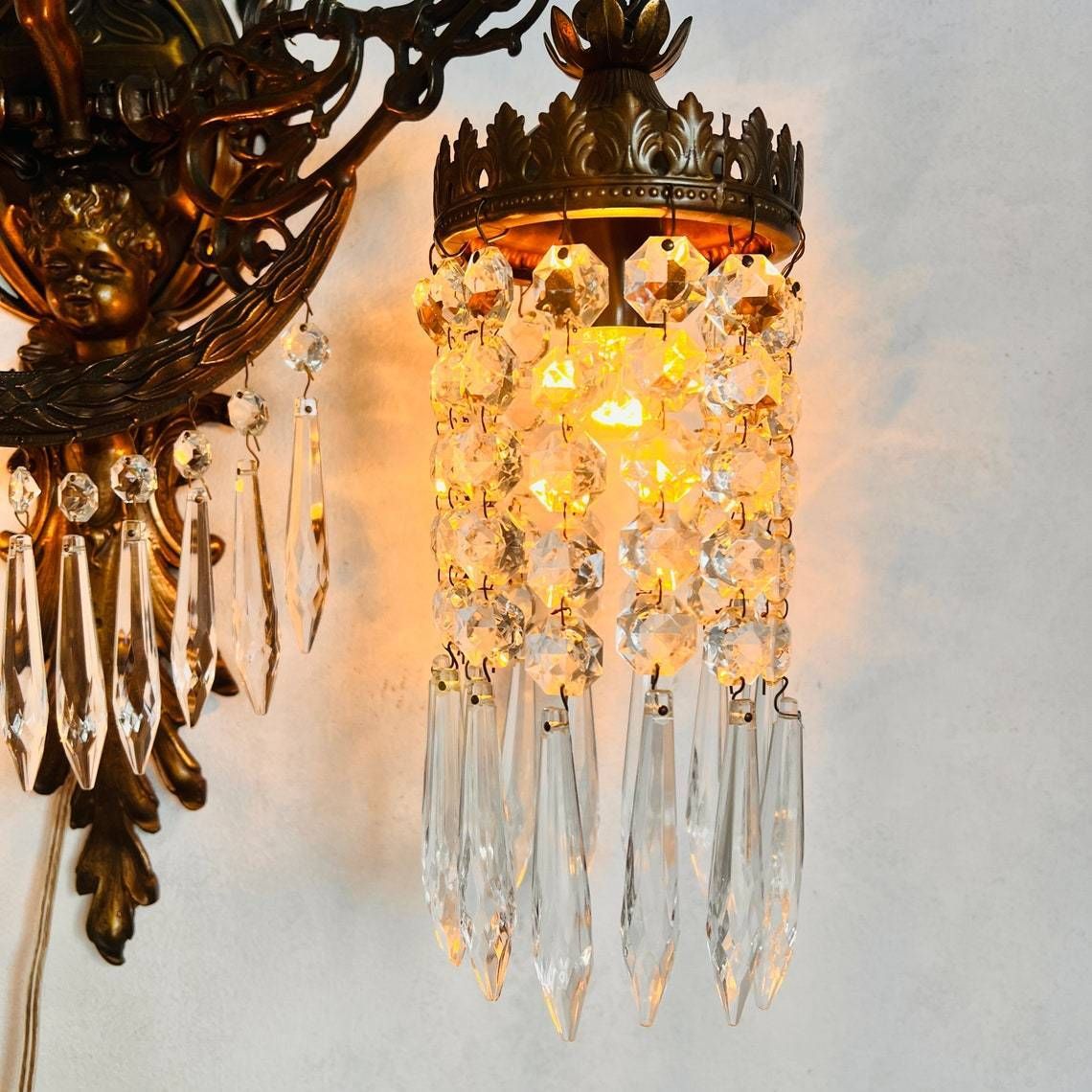 Unieke Franse Wandlamp Met Cherub/Putti, 2 Armen, Kristallen Lampenkap, Hanglamp, Binnenverlichting photo Verlichting