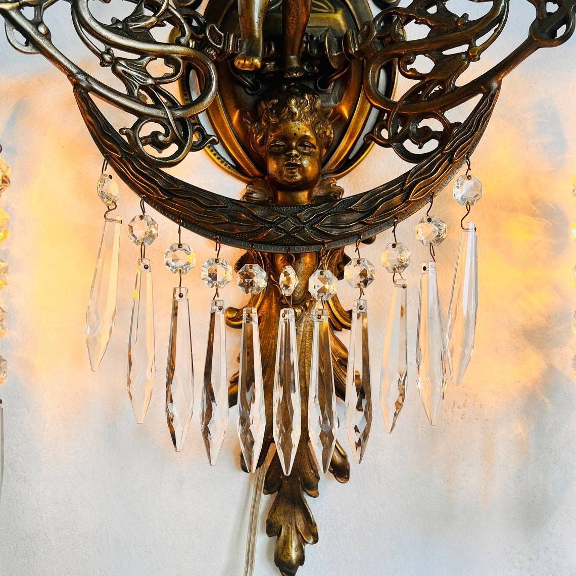 Unieke Franse Wandlamp Met Cherub/Putti, 2 Armen, Kristallen Lampenkap, Hanglamp, Binnenverlichting photo vinterior