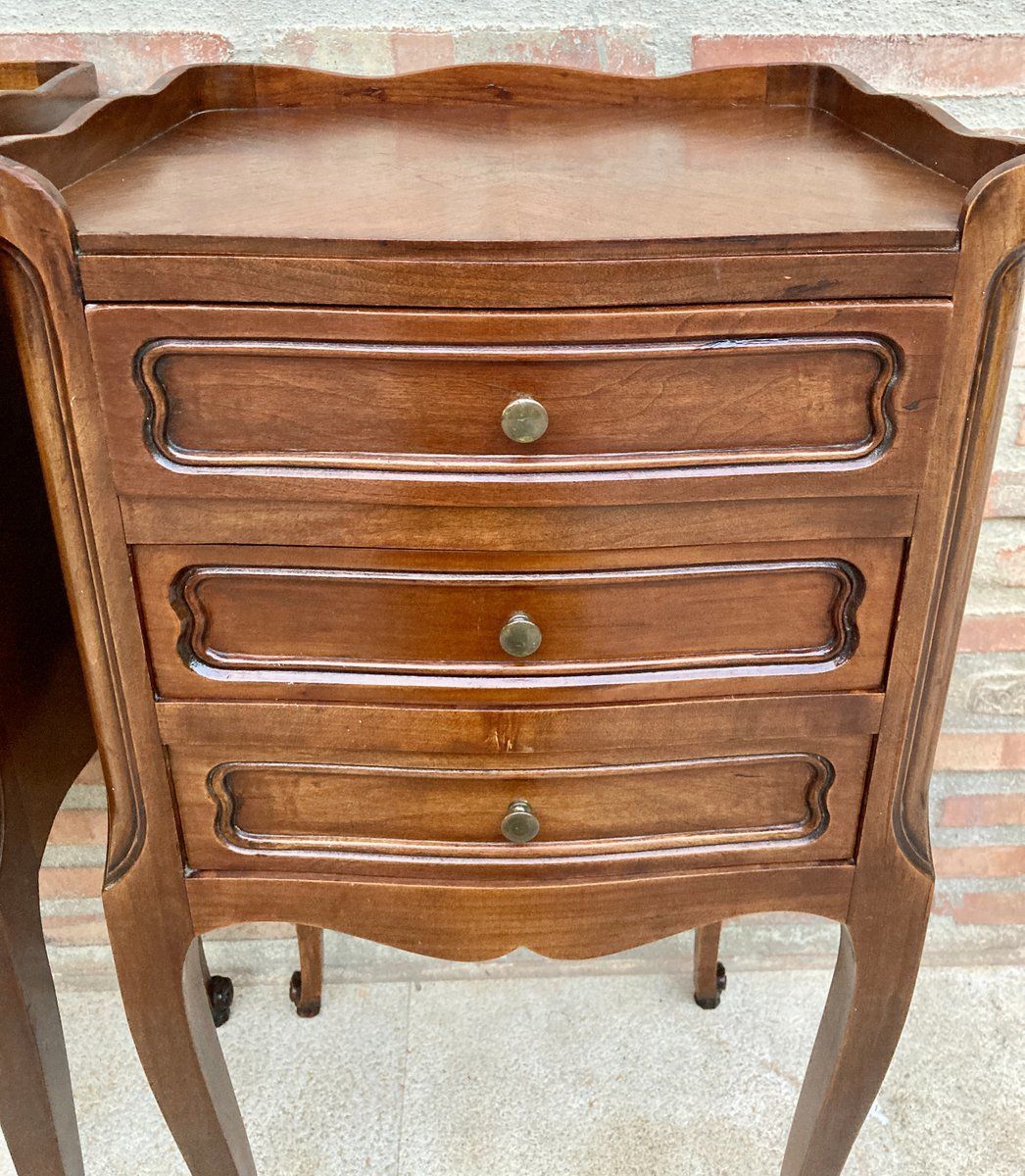 photo furniture Franse Nachtkastjes Met Lades, Marqueterie En Cabriole Poten, Begin 20e Eeuw – Set Van 2