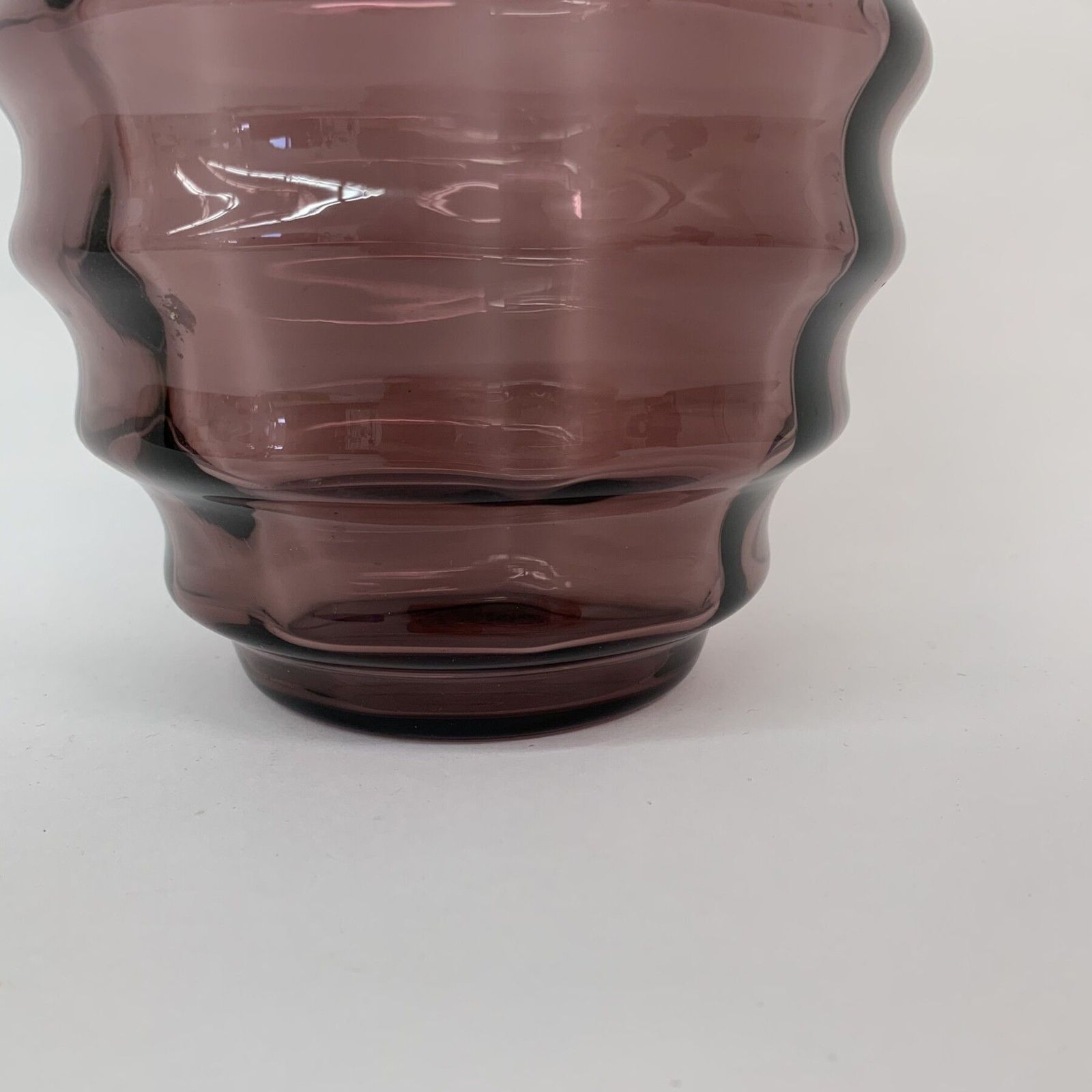 photo furniture Art Deco Doyen Vaas Purple Glass , 1930’s