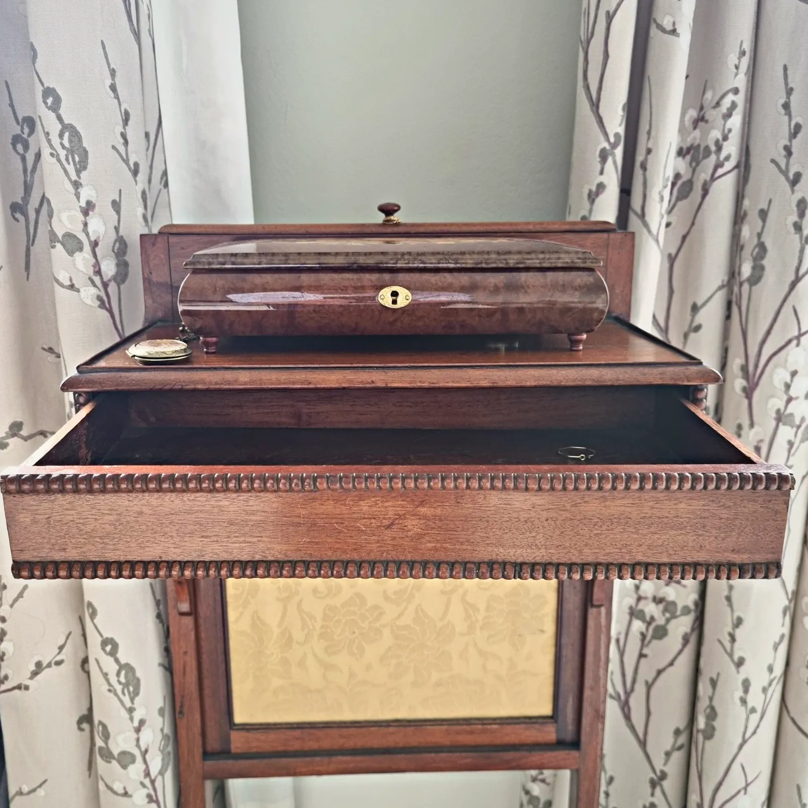 19th Century Antique Mahogany Wood Fire Screen Table | Rising Fabric Panel And Secret Drawer | Circa 1800s | Dressing Jewellery photo vintage
