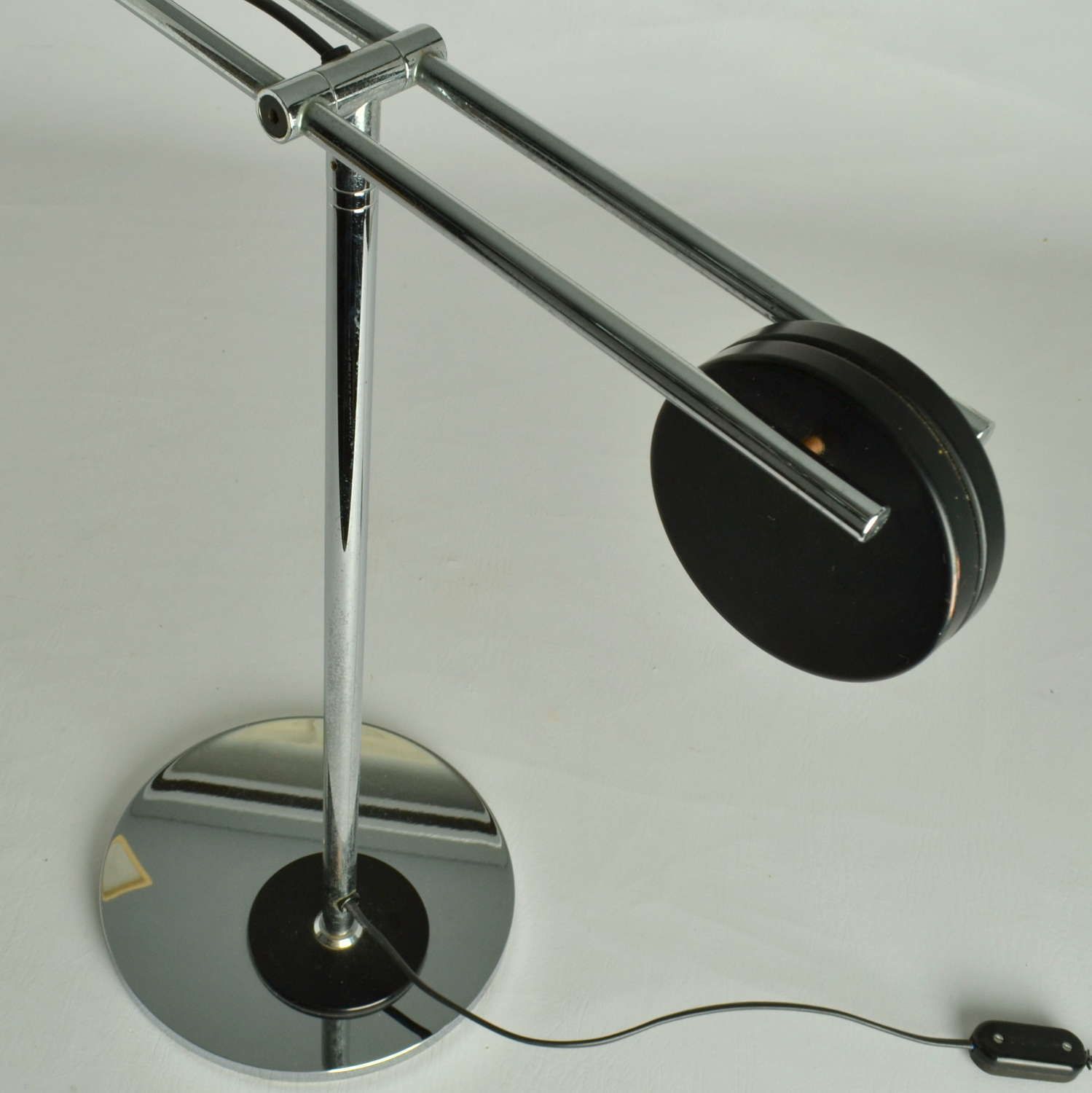 photo vinterior Minimalist Black And Chrome Table Lamp, Counter Balance Swiss 1970's