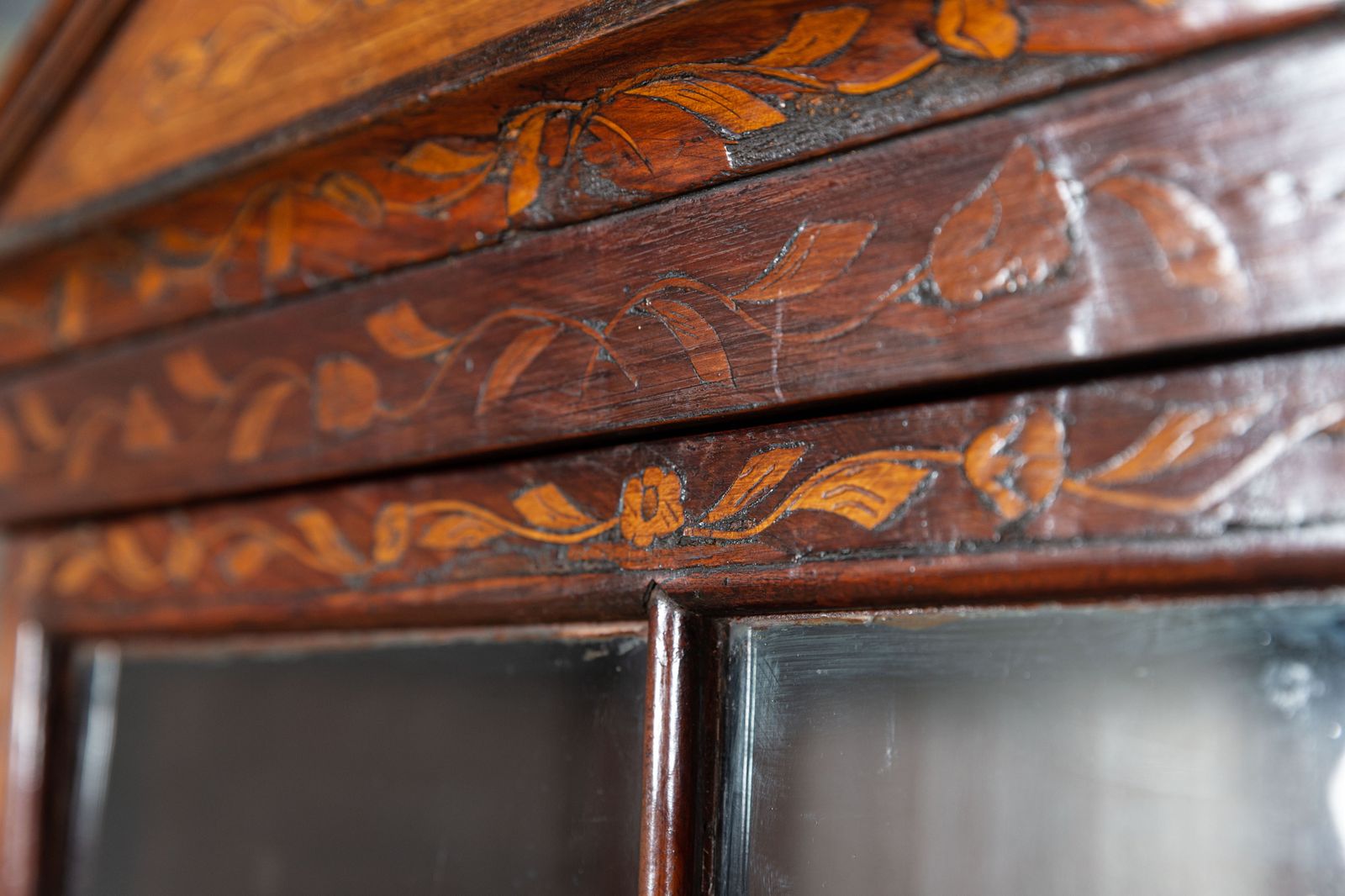 photo vinterior 19th Century Dutch Mahogany Marquetry Inlaid Display Cabinet