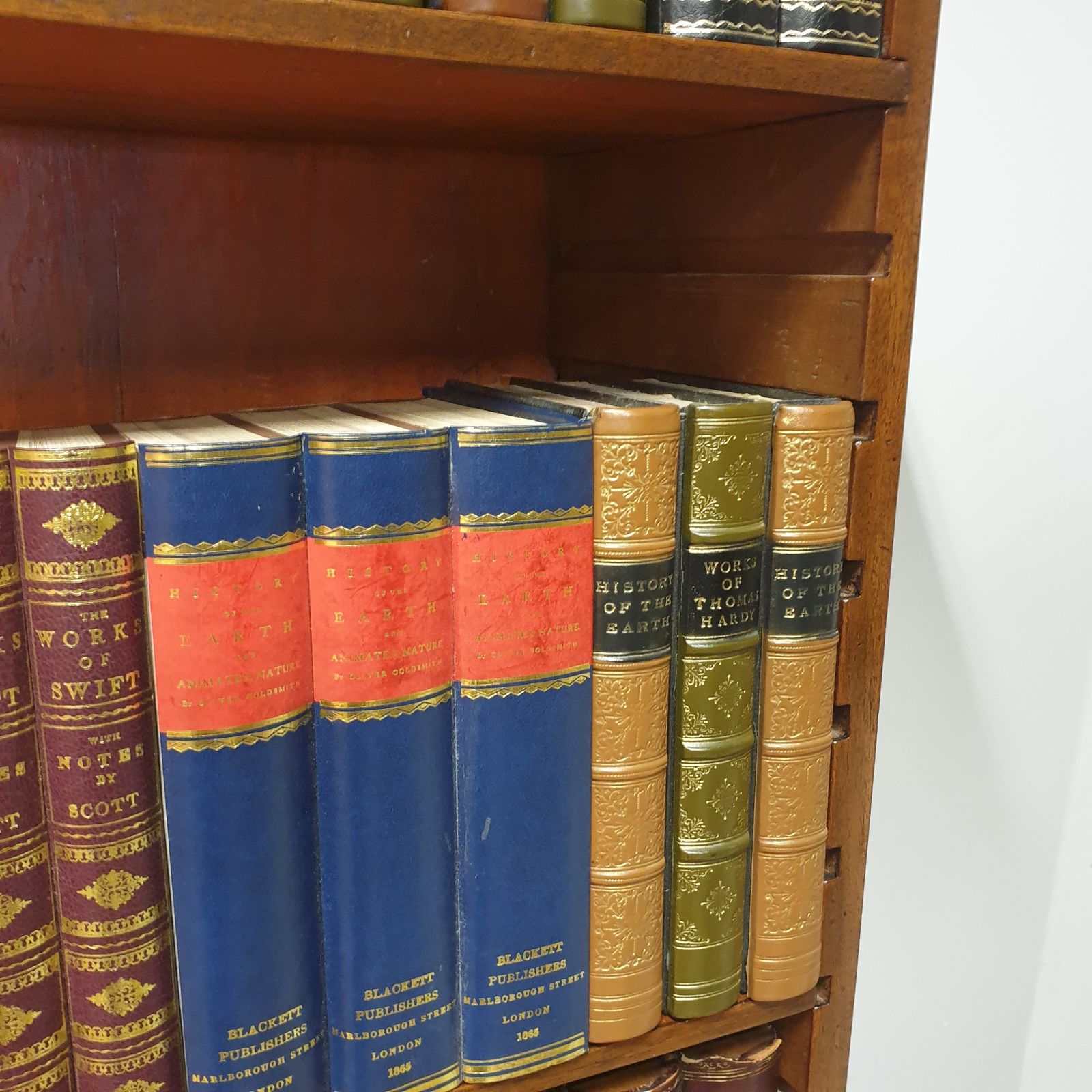photo vinterior Georgian Open Bookcase Of Small Proportions