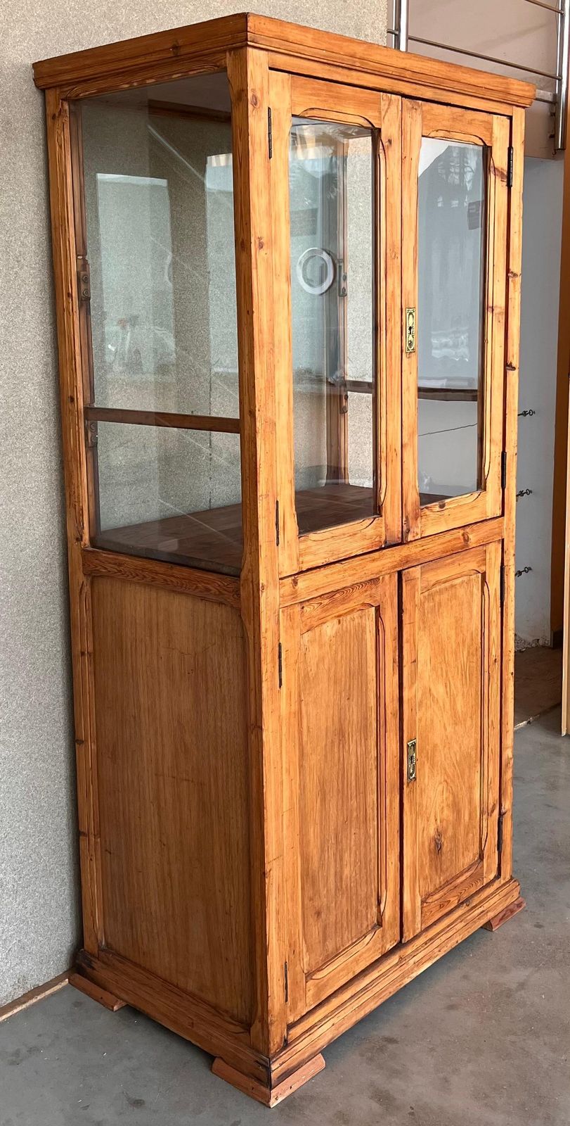 Grande bibliothèque ou armoire vitrée d'époque, en pin, Espagne, XIXe siècle, restaurée photo for sale
