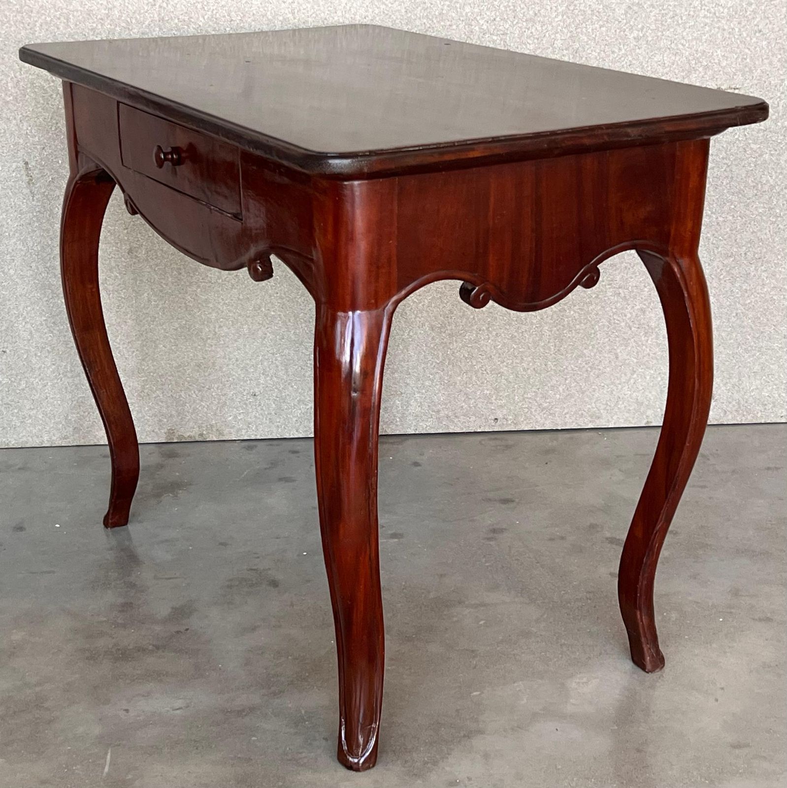 Table de chevet espagnole en noyer, XIXe siècle, à tiroir et pieds en cabriole photo for sale