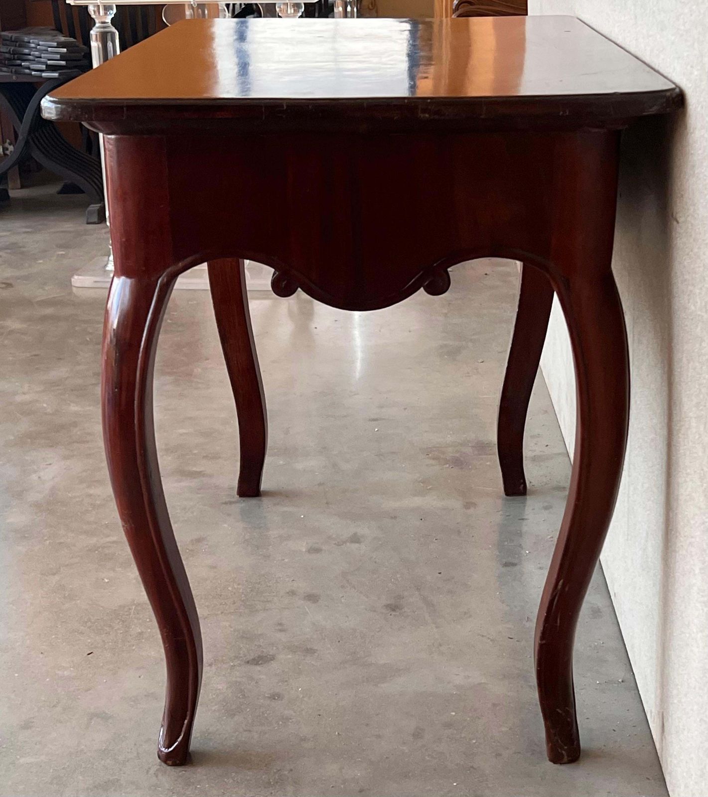 Table de chevet espagnole en noyer, XIXe siècle, à tiroir et pieds en cabriole photo vinterior