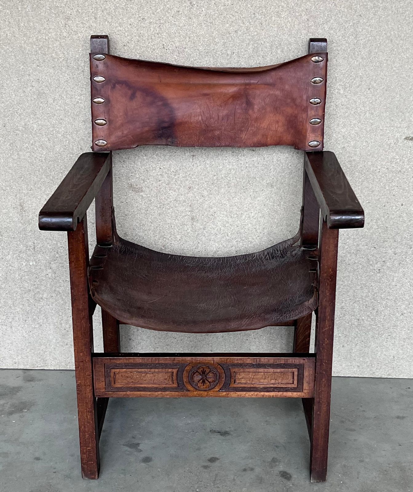Paire de fauteuils de style colonial espagnol sculptés, revêtement en cuir, XIXe siècle photo for sale