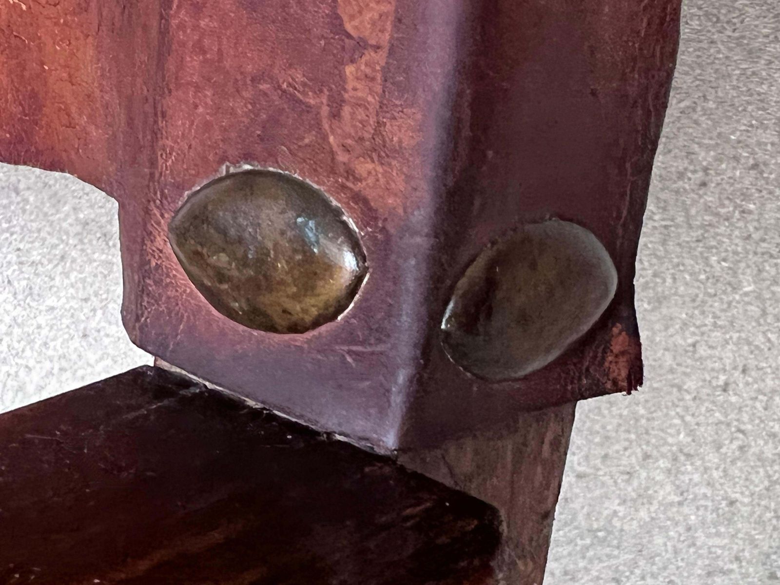 Paire de fauteuils de style colonial espagnol sculptés, revêtement en cuir, XIXe siècle photo vintage