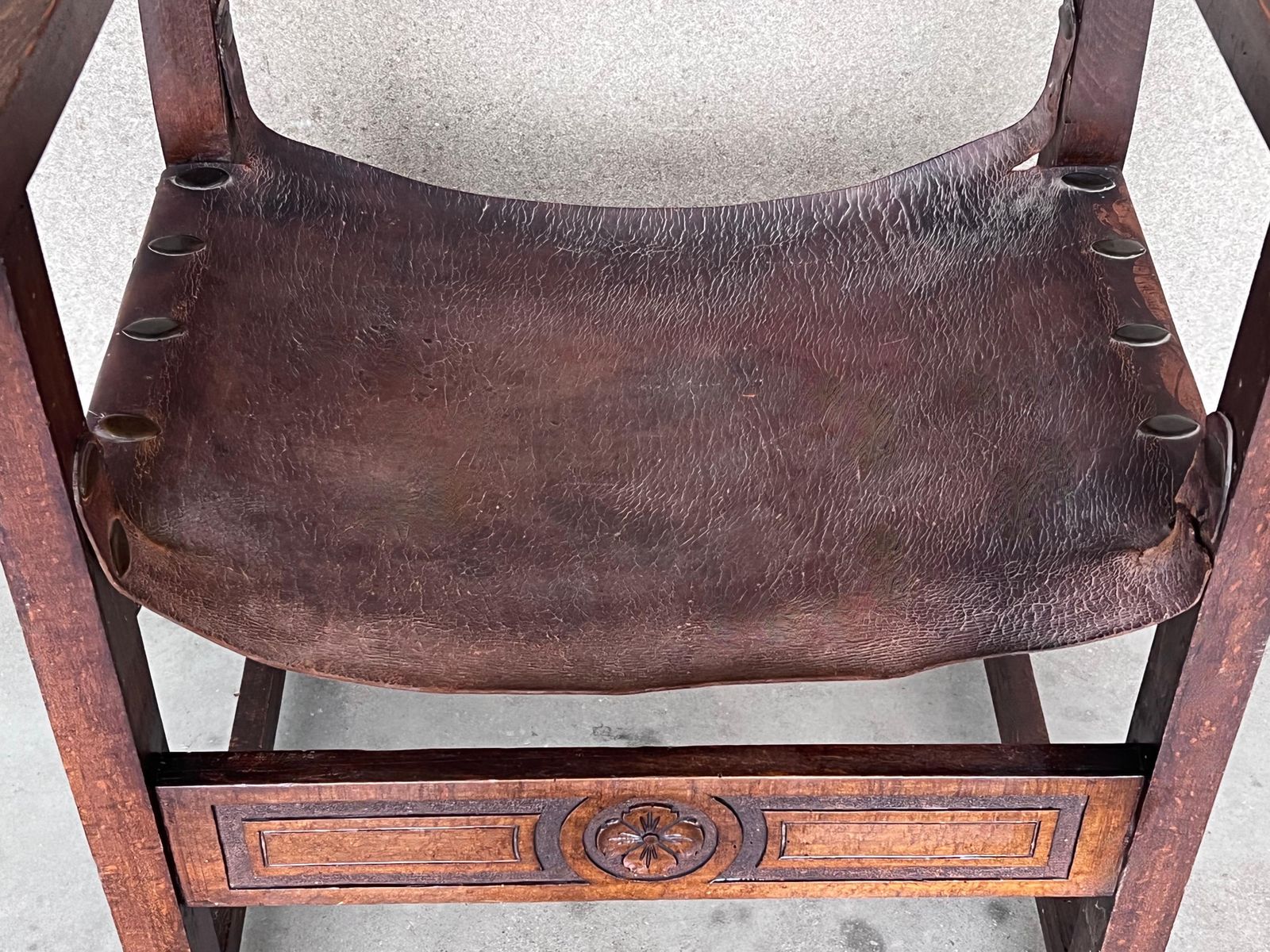 photo for sale Paire de fauteuils de style colonial espagnol sculptés, revêtement en cuir, XIXe siècle